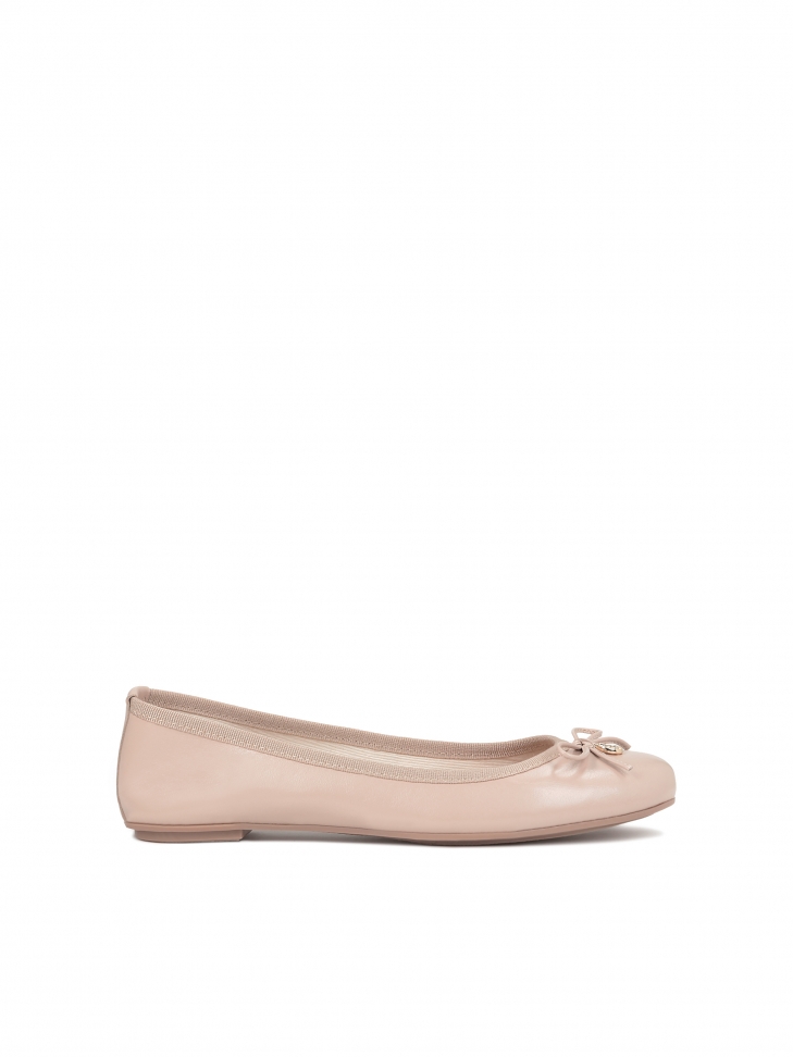 Nude leather ballerinas with bow and metal tag