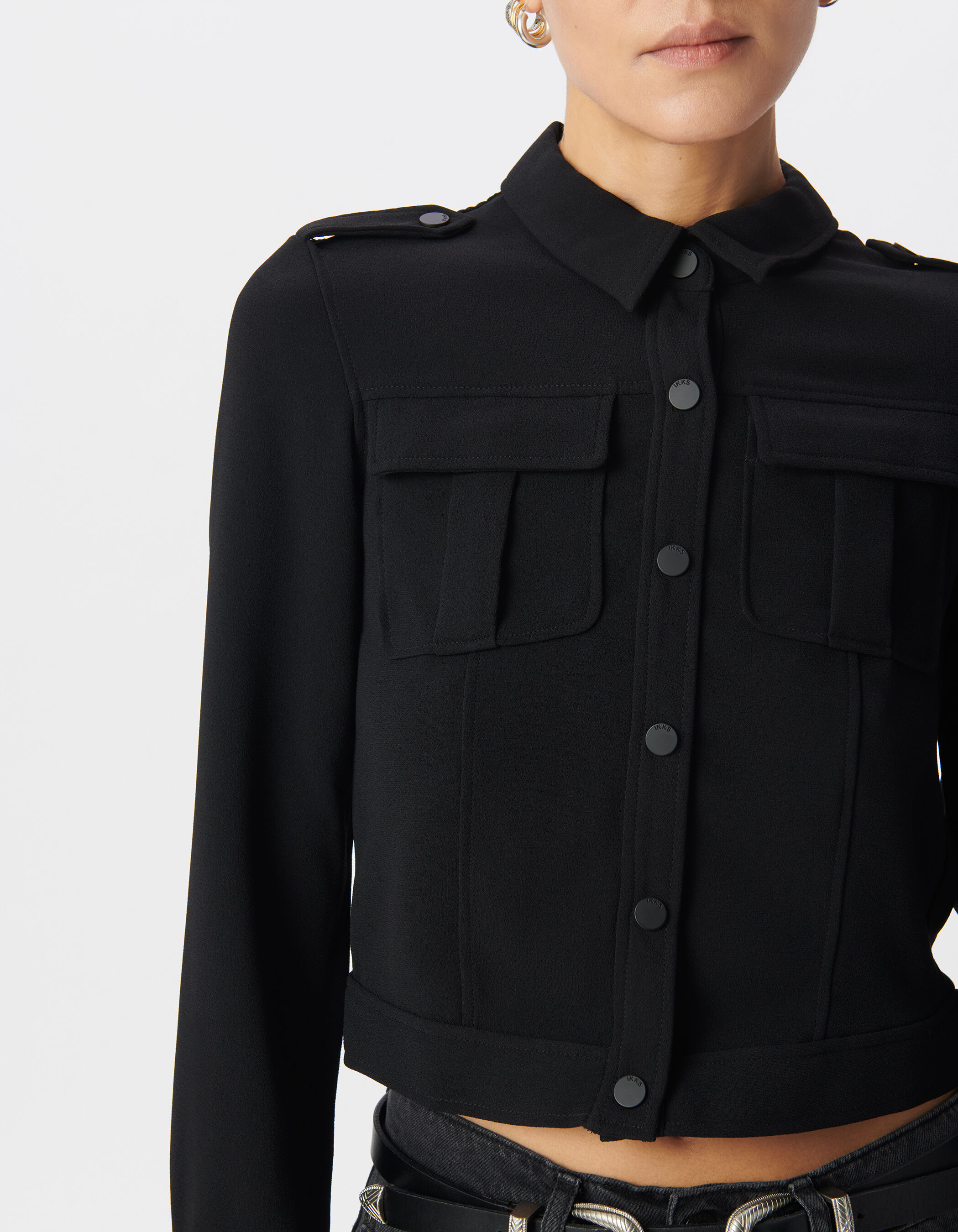 Chemise noire cropped poches poitrine Femme