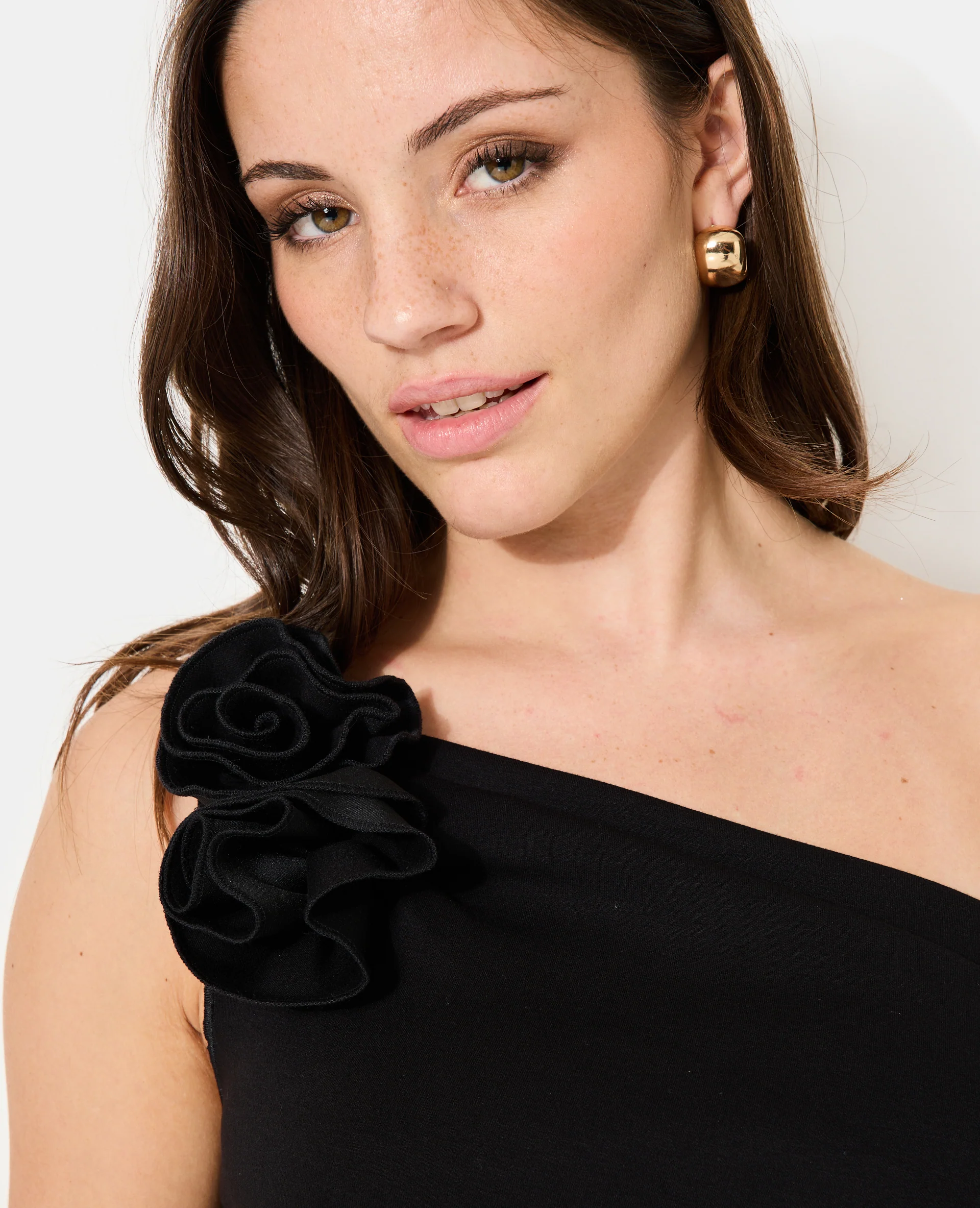 Robe courte asymétrique avec fronces et fleurs