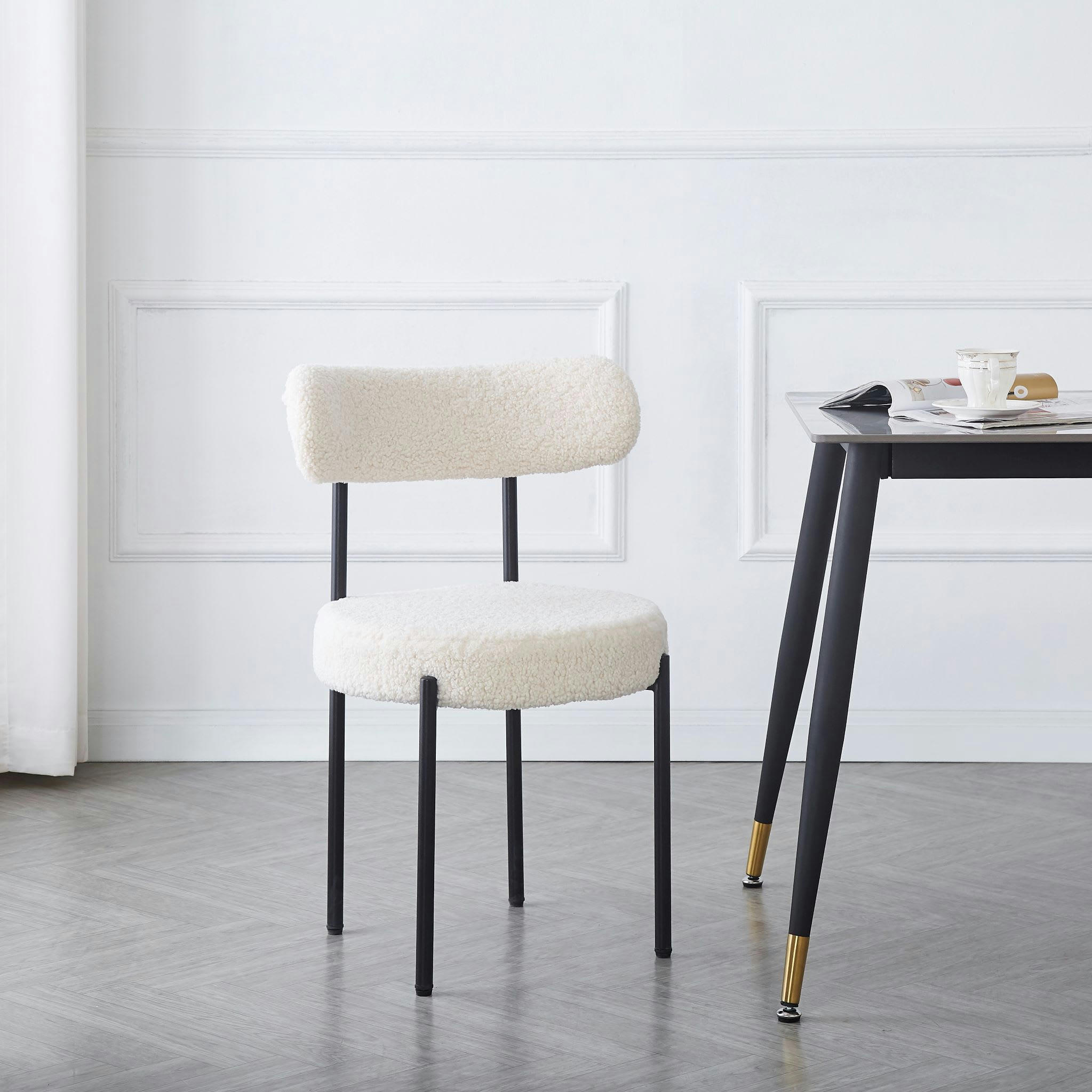 - Lot de 2 chaises scandinaves en métal et bouclettes blanc