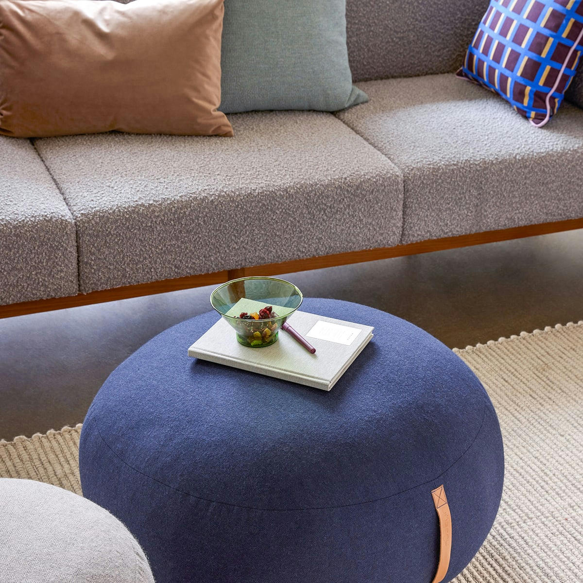 MOCHI - Pouf en laine bleue avec poignée en cuir D70