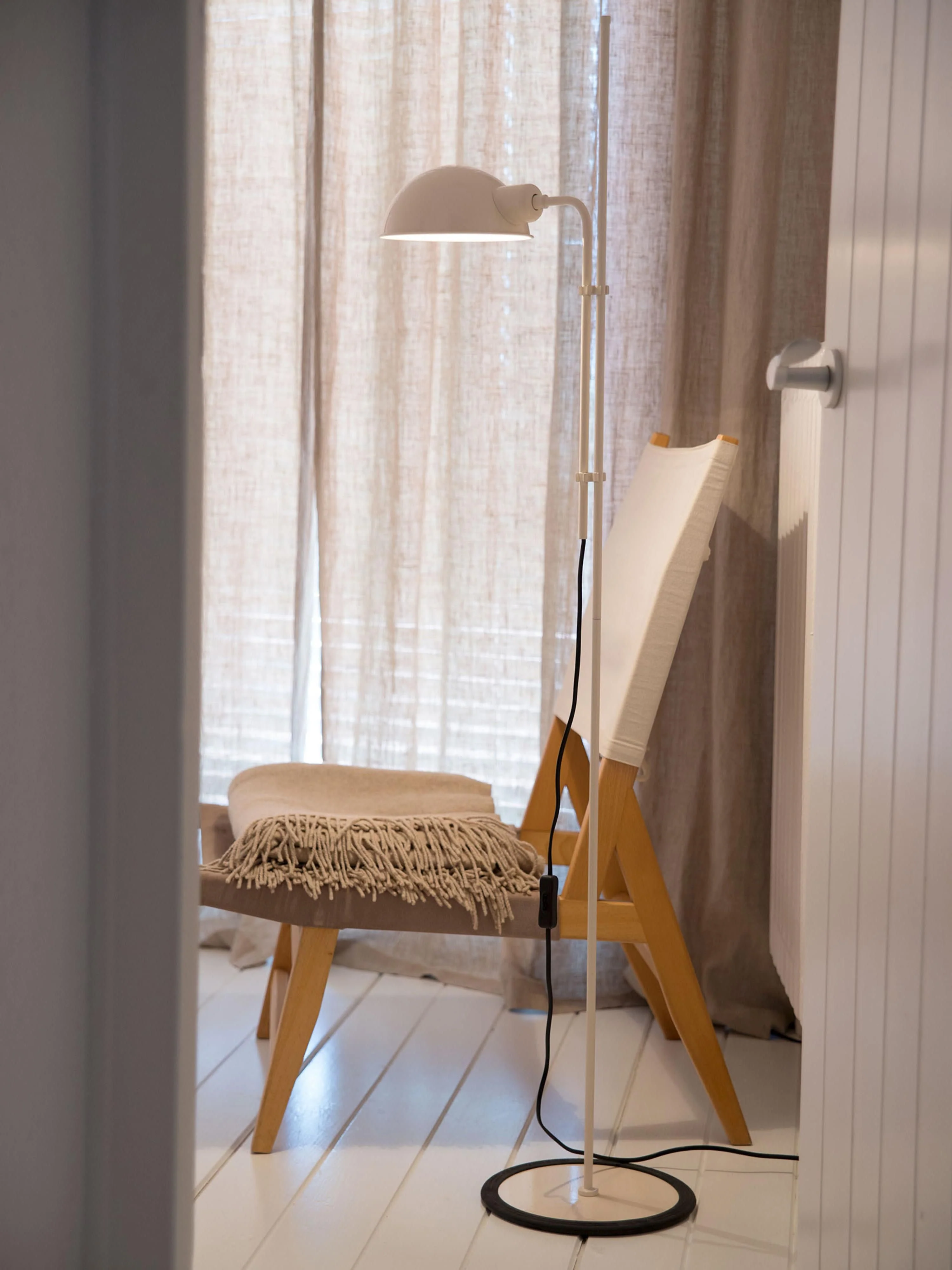 Kleine Stehlampe Funiculí mit verstellbarem Lampenschirm