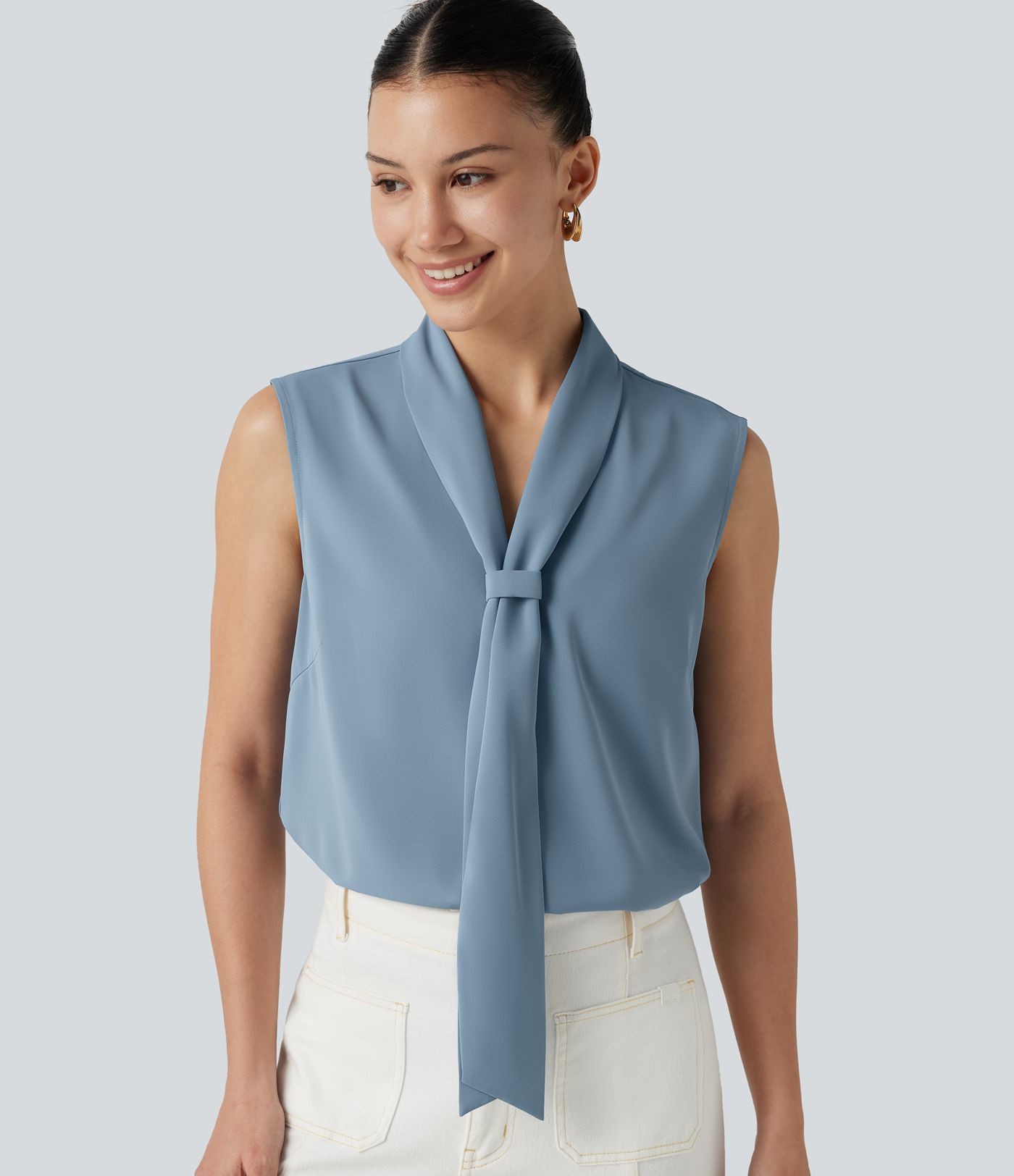 Blouse sans manches esprit bureau défroissage facile, col V et lien à nouer