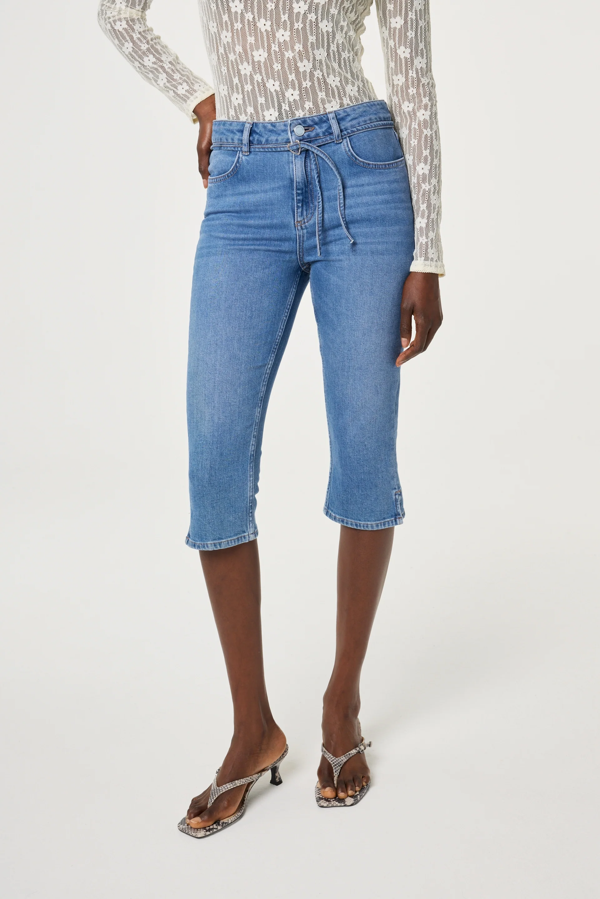 Carmen Capri Jeans | Mid Blue