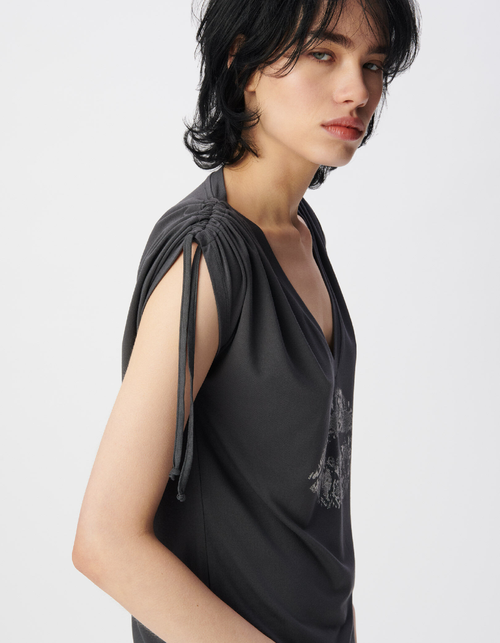 Tee-shirt col V gris motif bouche effet python Femme