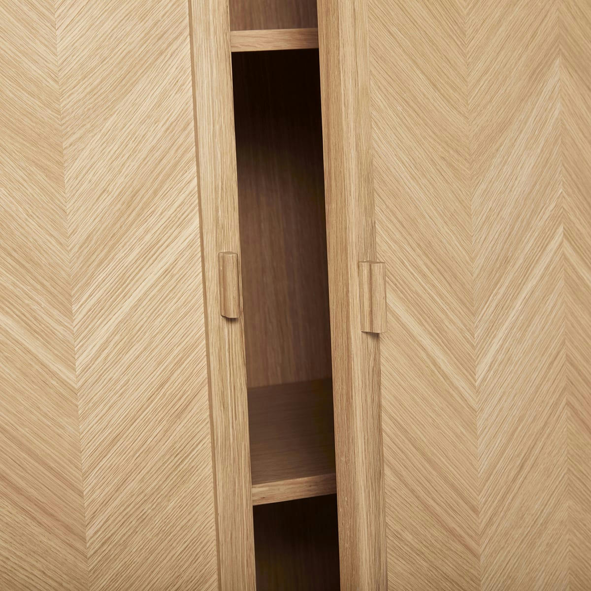 HERRINGBONE - Commode en chêne FSC chevrons