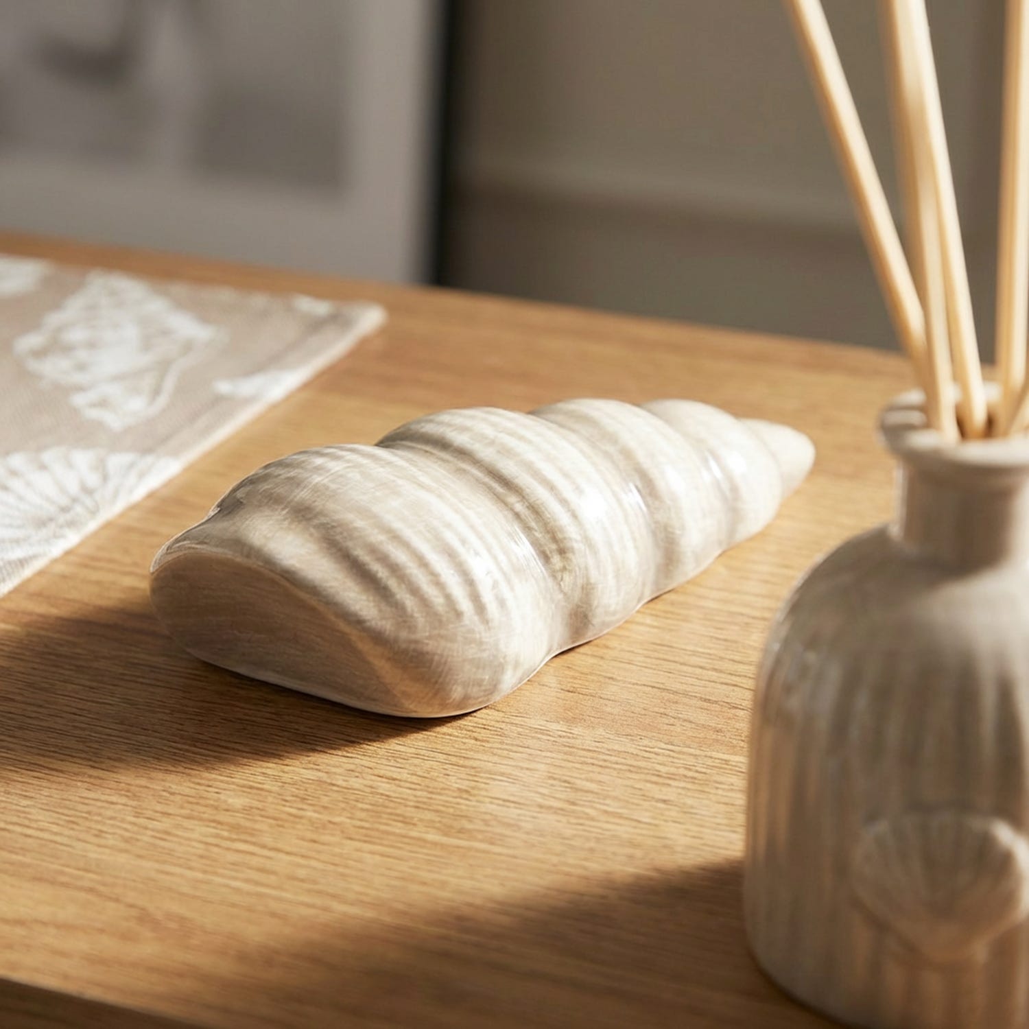 Decorazione conchiglia grigia in ceramica