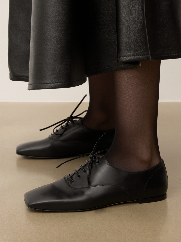 Lace-up shoes with square toe cap