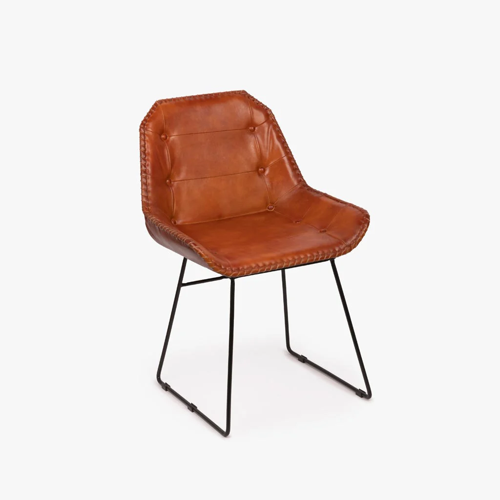 Cadeira Pele com Estrutura em Metal Preto MOGADOR