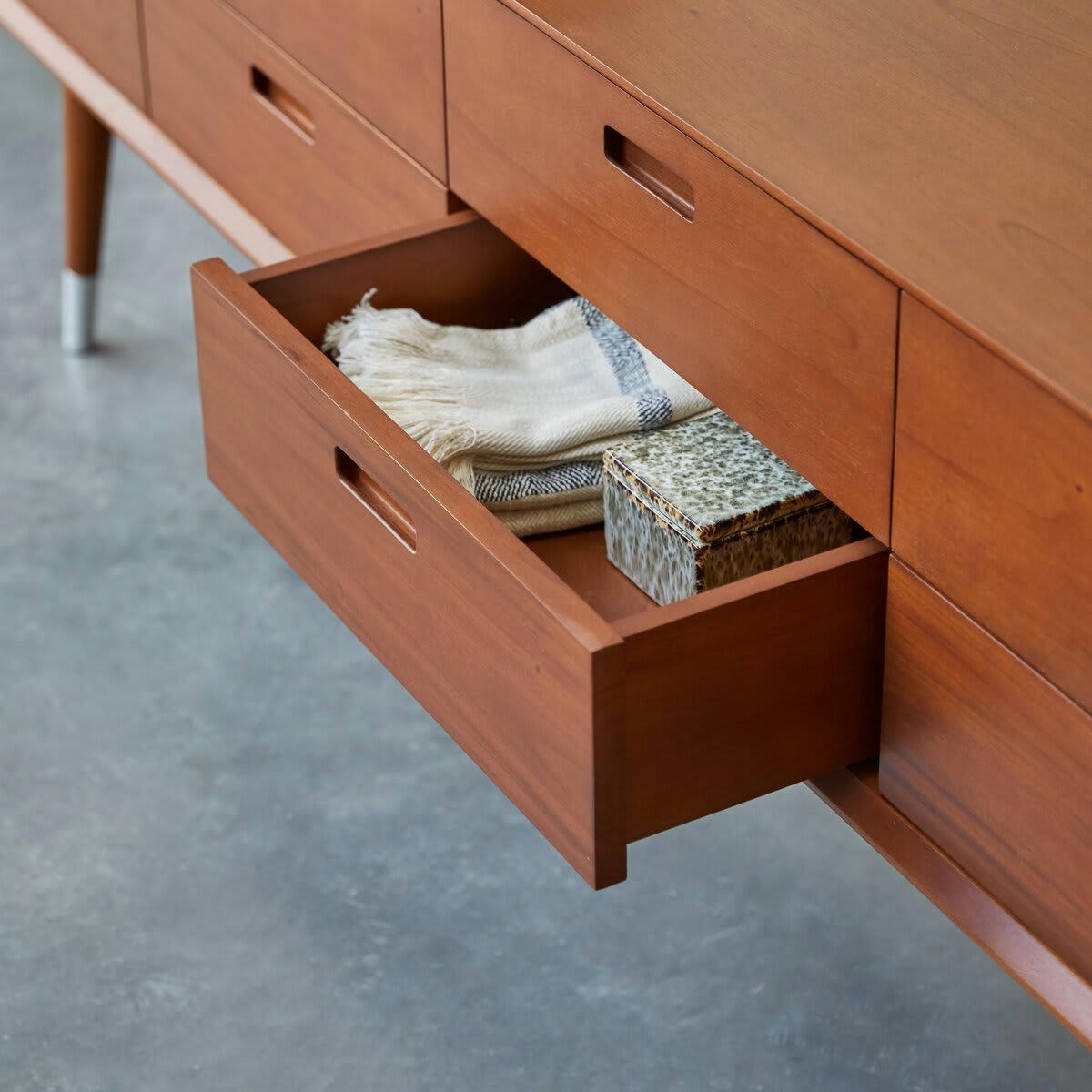 MAGDA 50'S - Commode basse en acajou massif