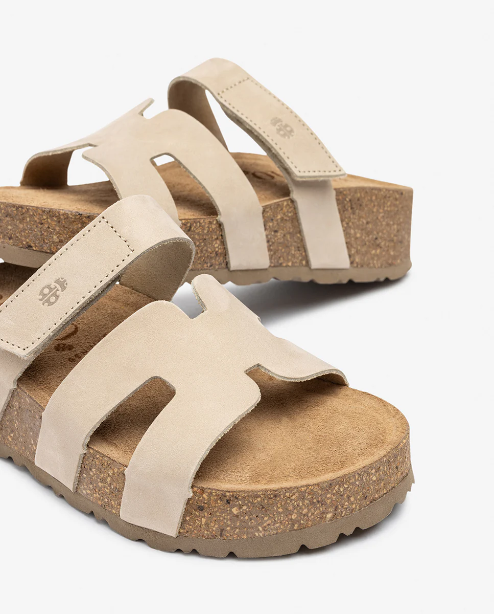 Sandalia de plataforma WIWI-125 beige