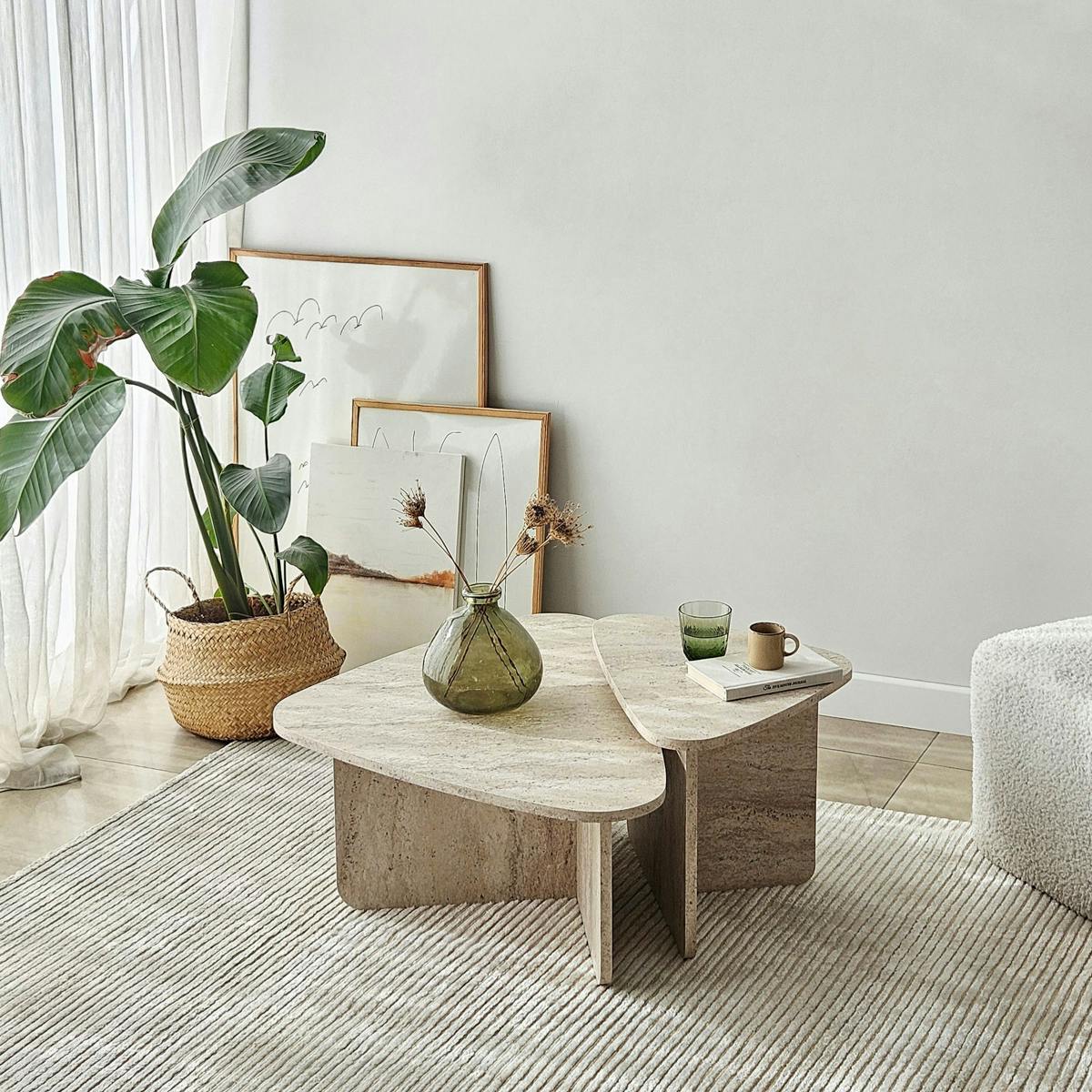 Table basse effet travertin, triangle organique (x2) MARFA