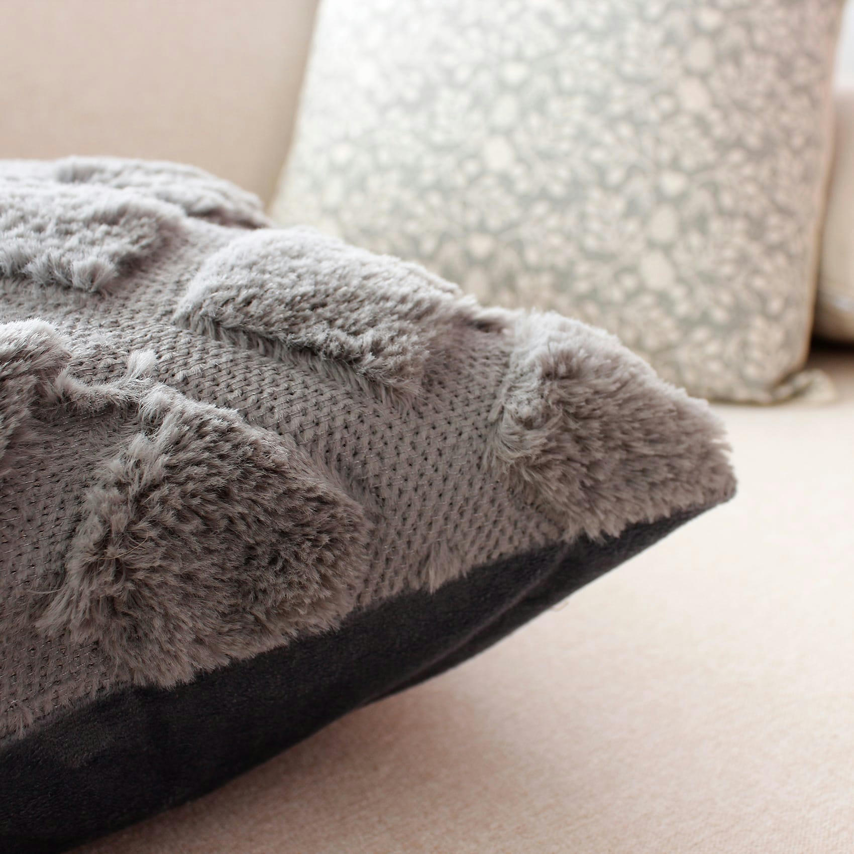 - Coussin en relief et imitation fourrure polyester gris clair 40x40 cm