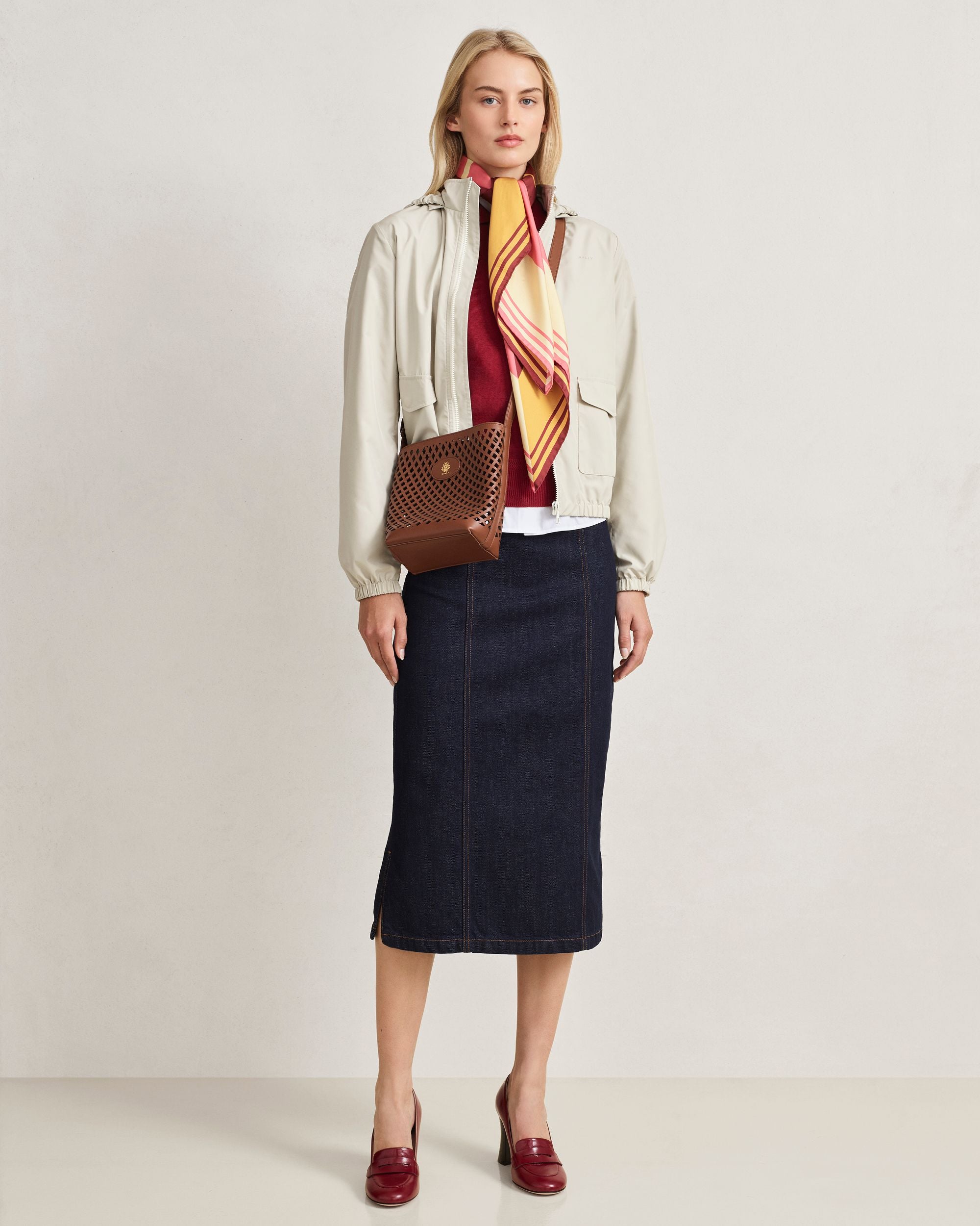 Signature Bucket Bag aus lasergeschnittenem Leder in Braun