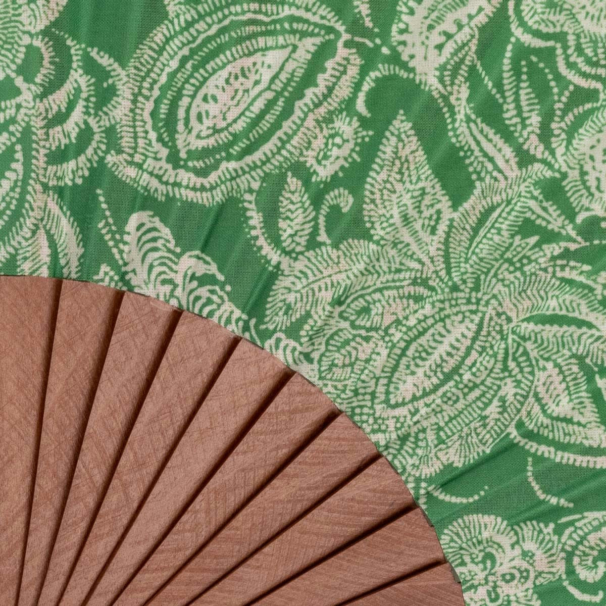 - Éventail en bois de merisier et coton imprimé fleuri vert