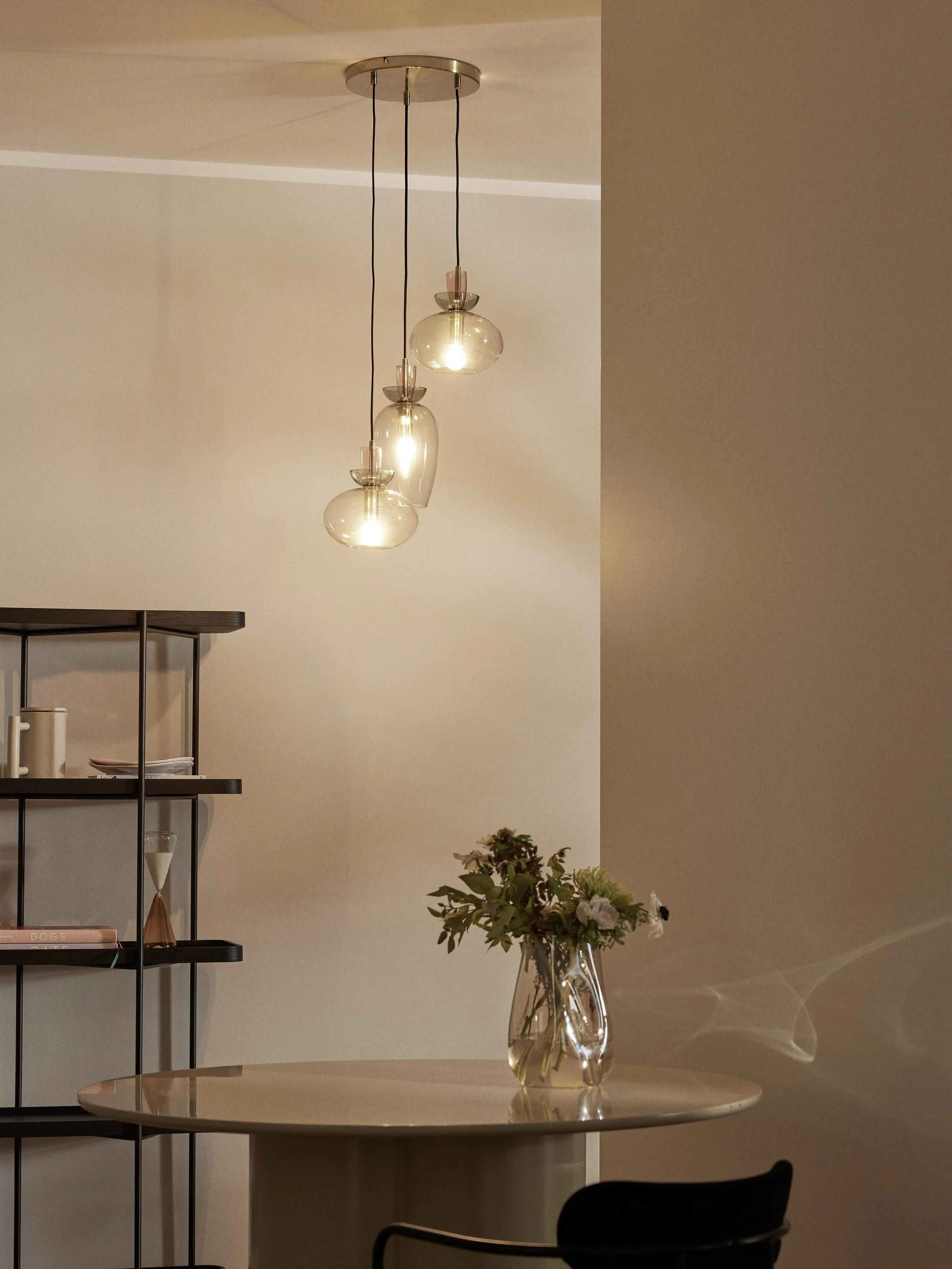 Pendelleuchte Nyra aus farbigem Glas