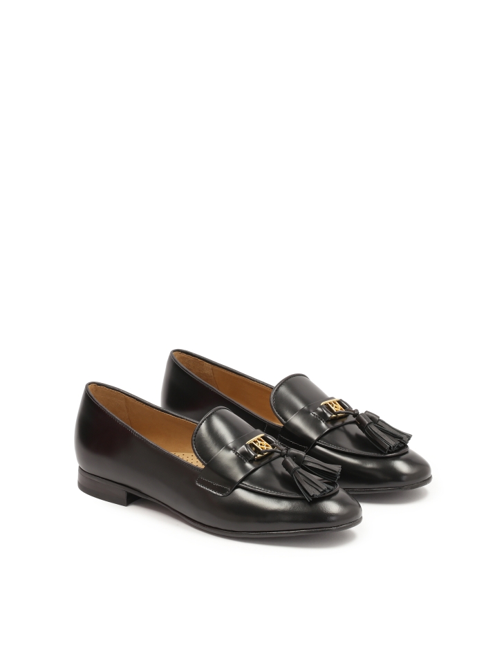 Flat slip-on shoes with clogs