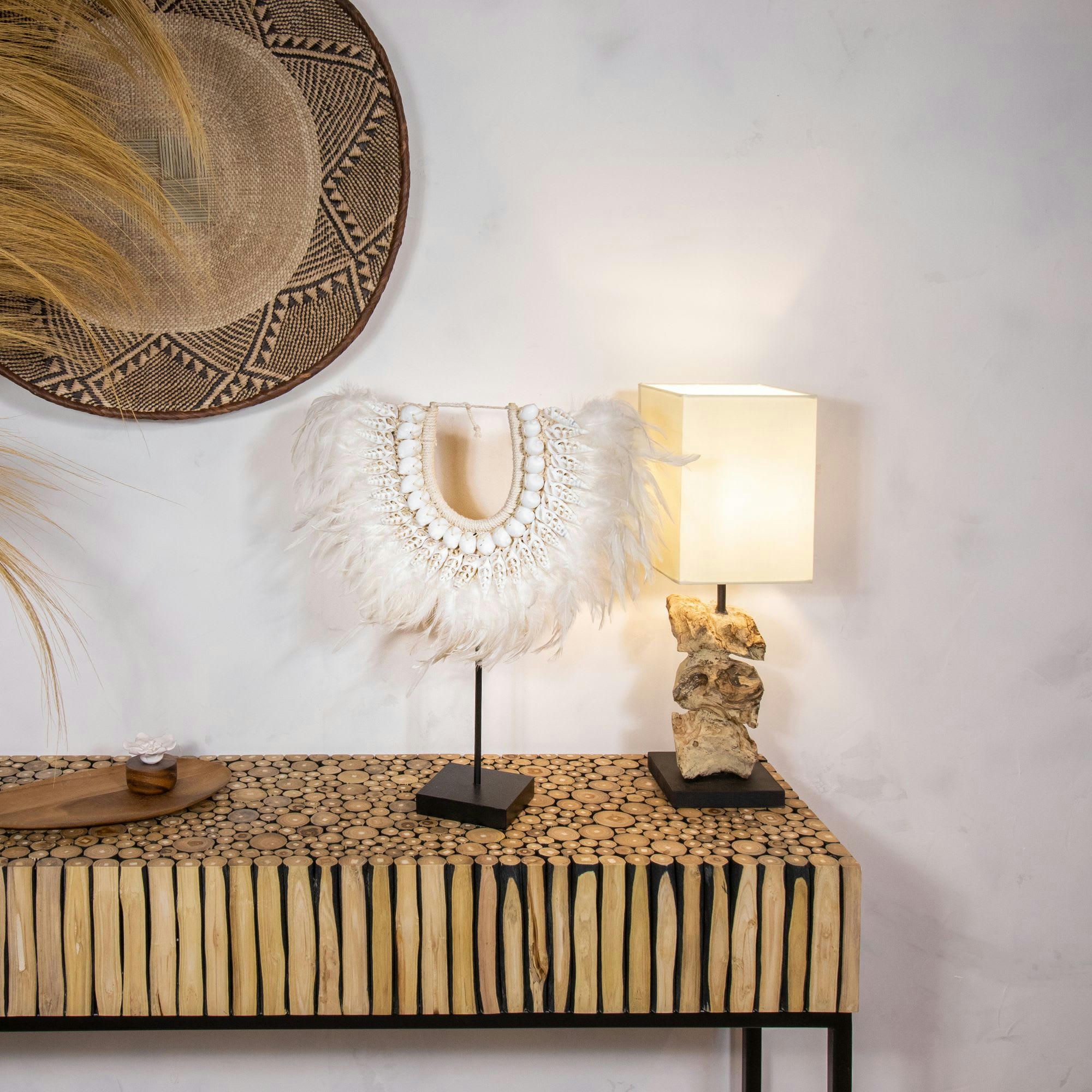 PAPUA - Collier beige et blanc en plumes et coquillages H44cm