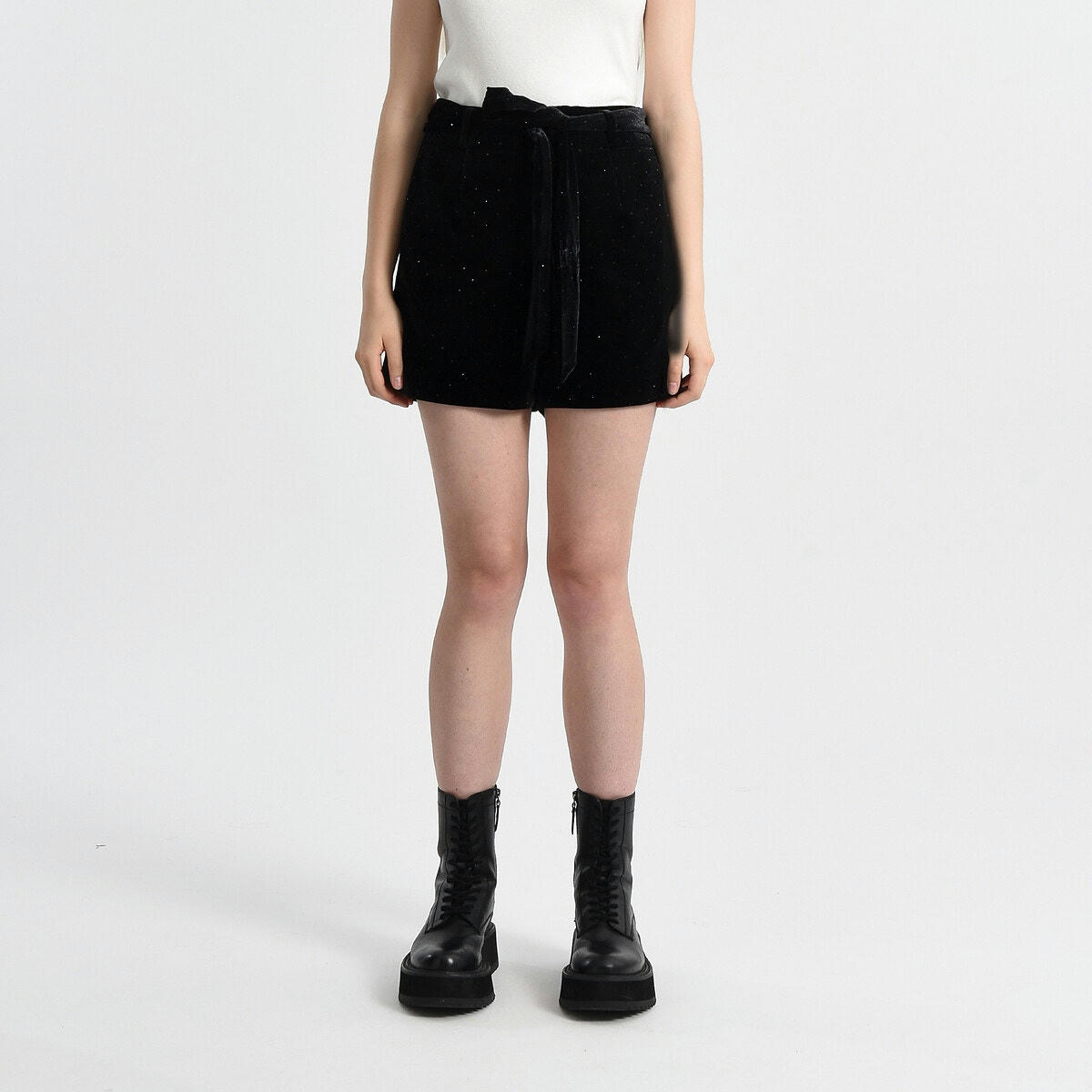 Short en velours à strass avec ceinture à nouer