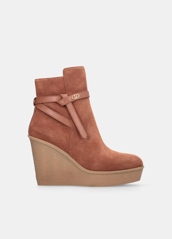 Stivaletti in suede con zeppa