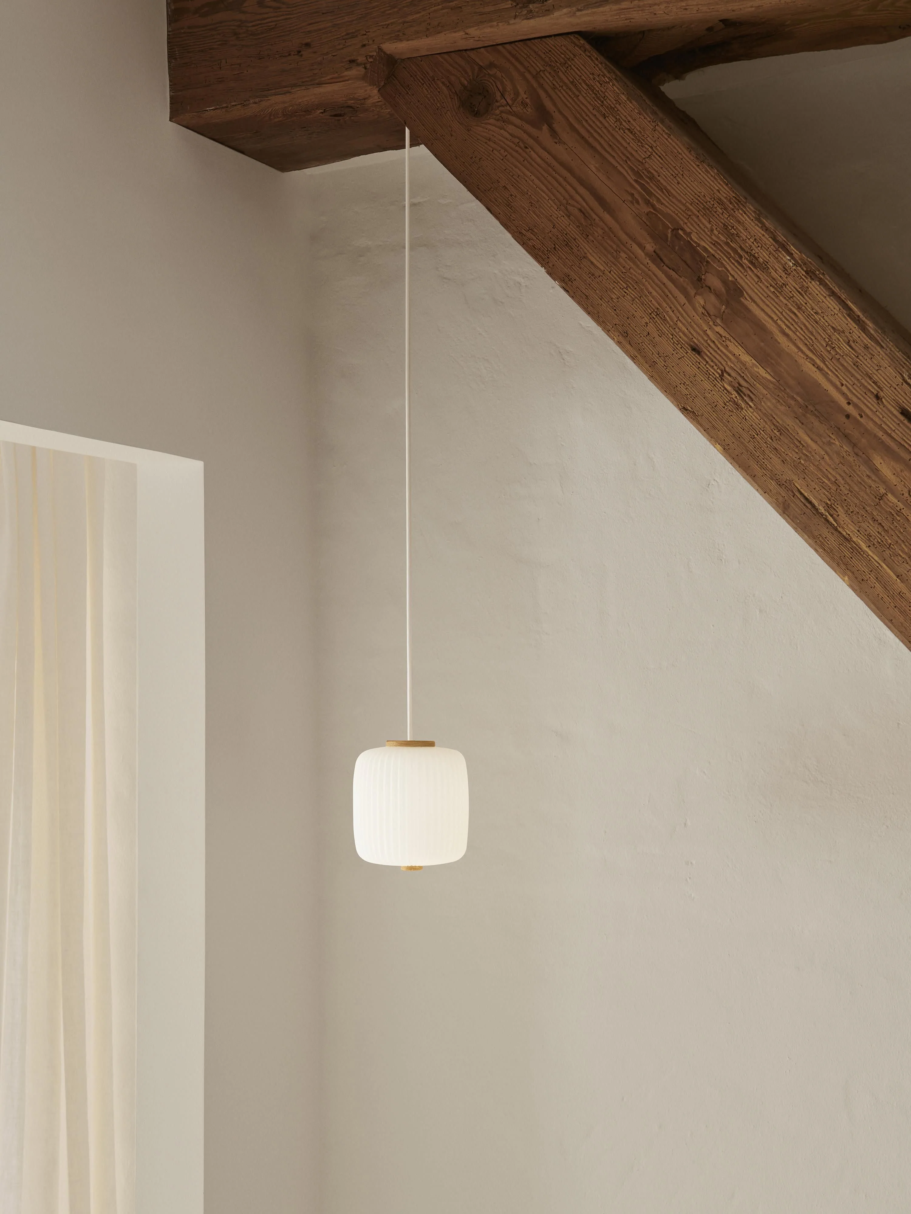 Kleine Pendelleuchte EK61 aus Opalglas, mundgeblasen