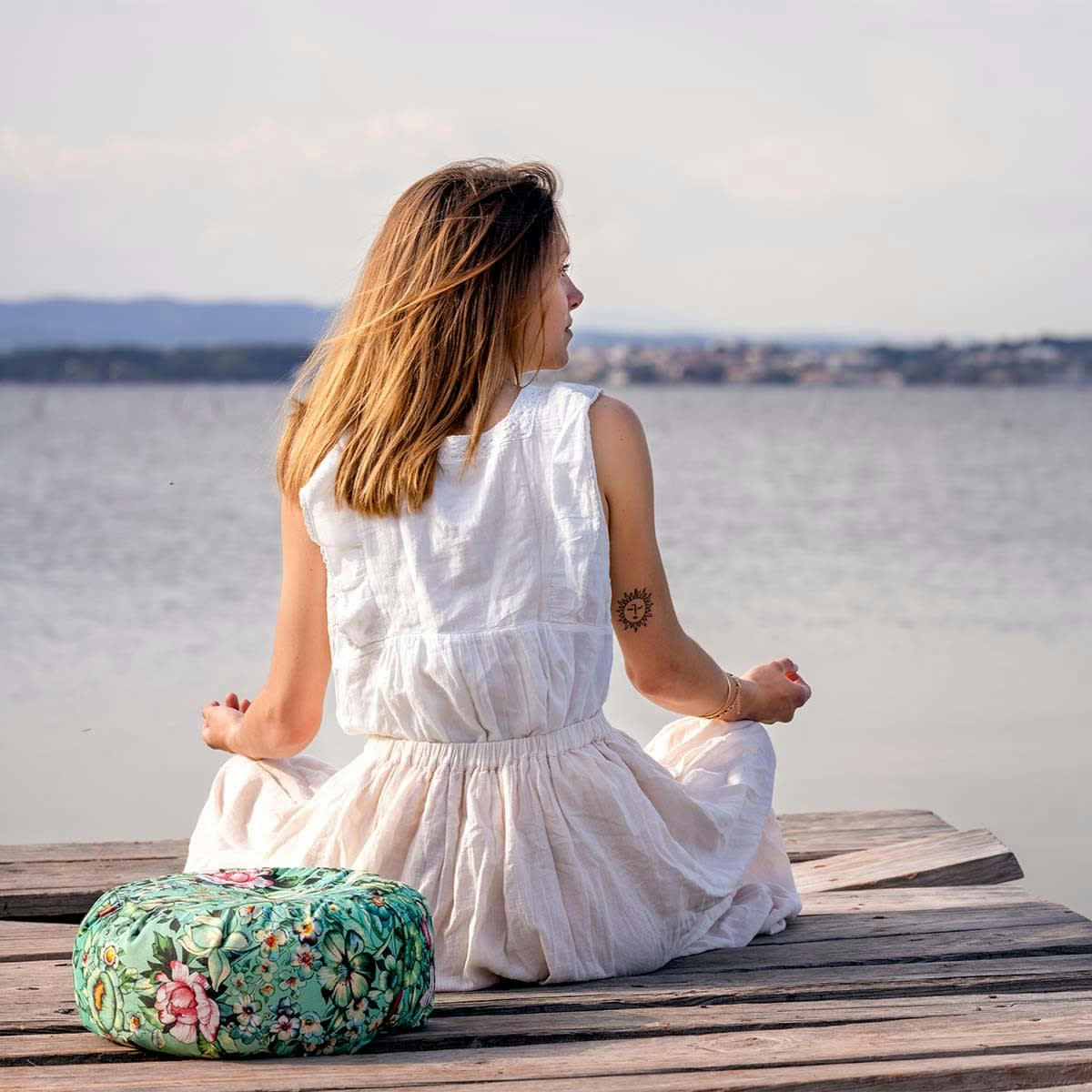 NILA - Coussin de méditation en coton imprimé fleuri turquoise