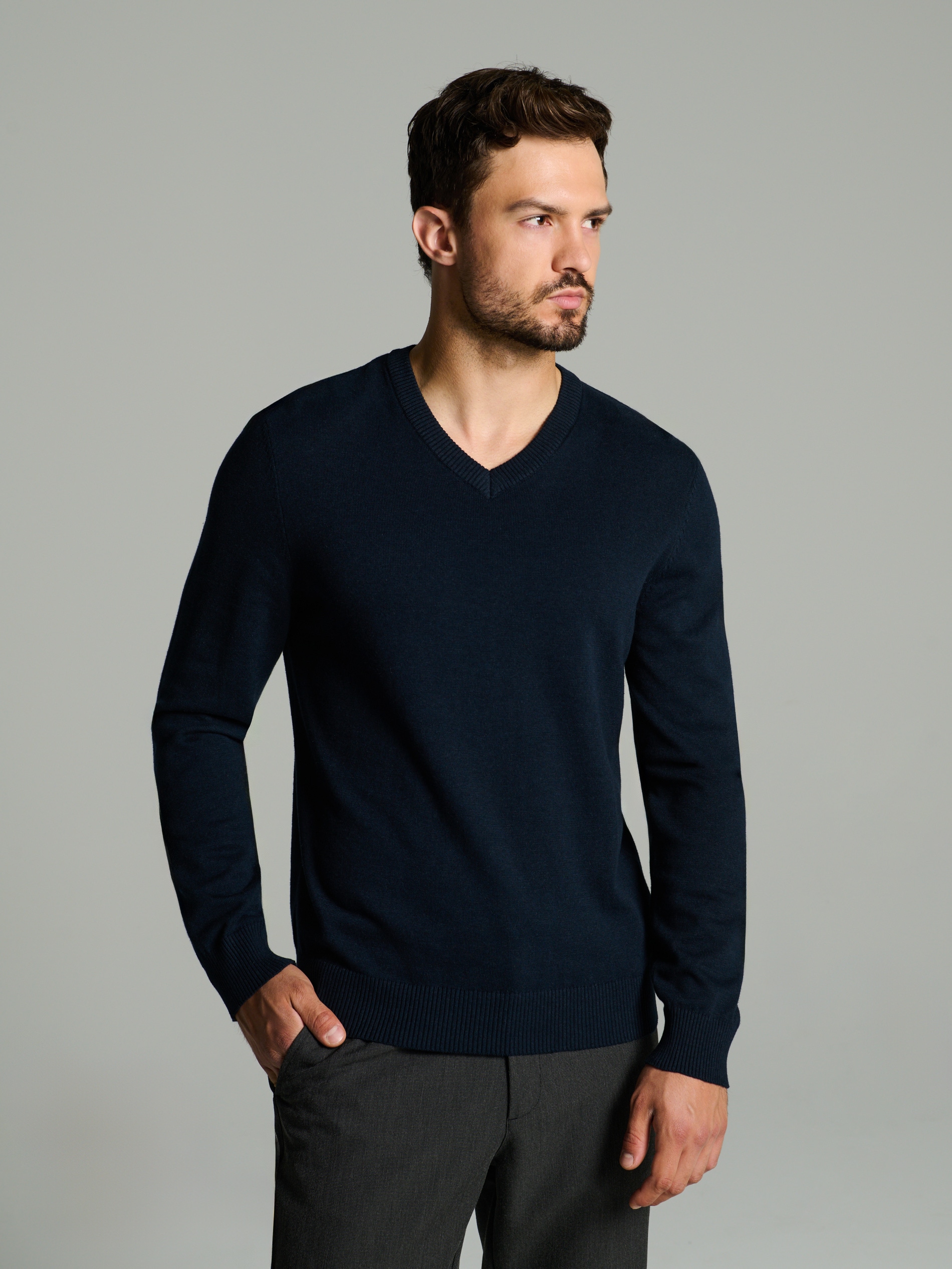 Sweter z dekoltem w serek