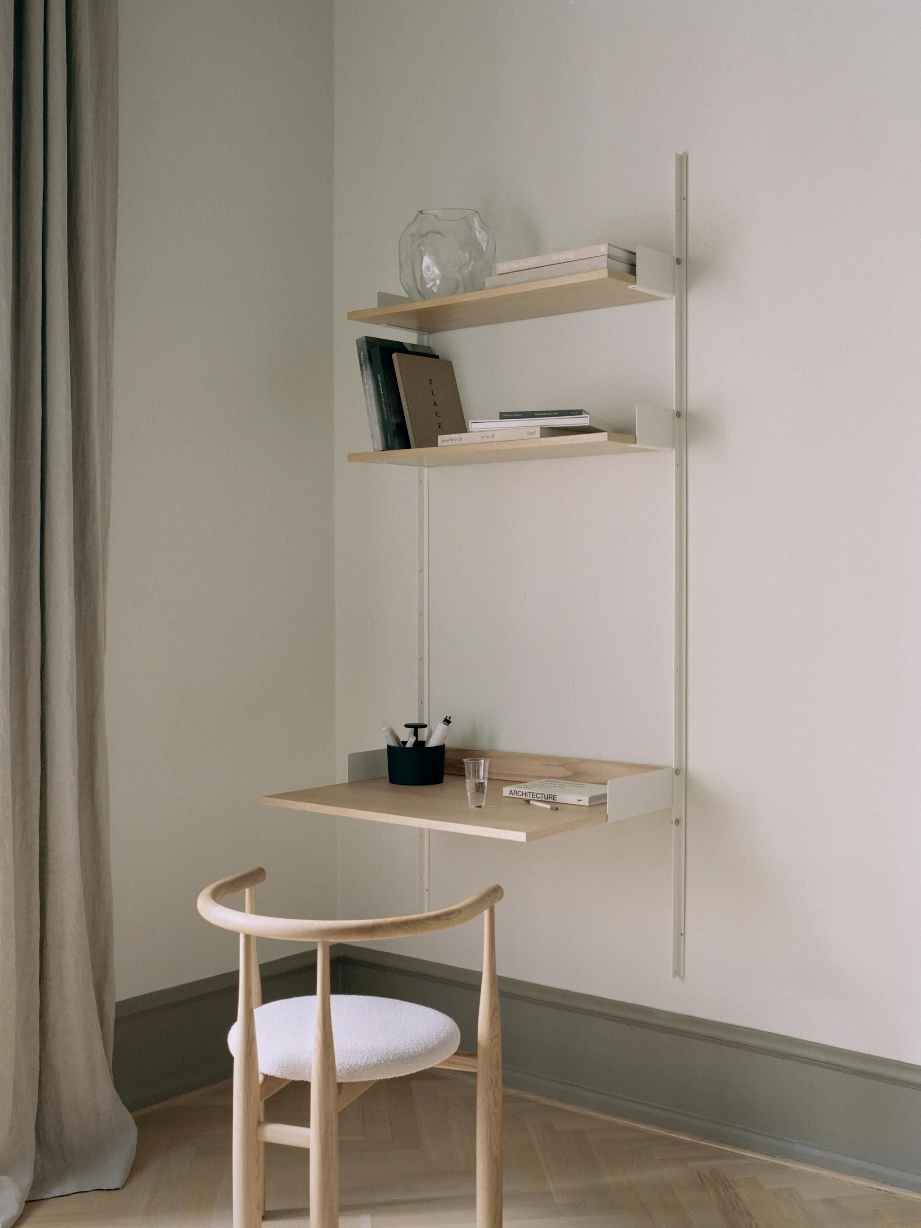 Wand-Schreibtisch New Works mit Ablagen