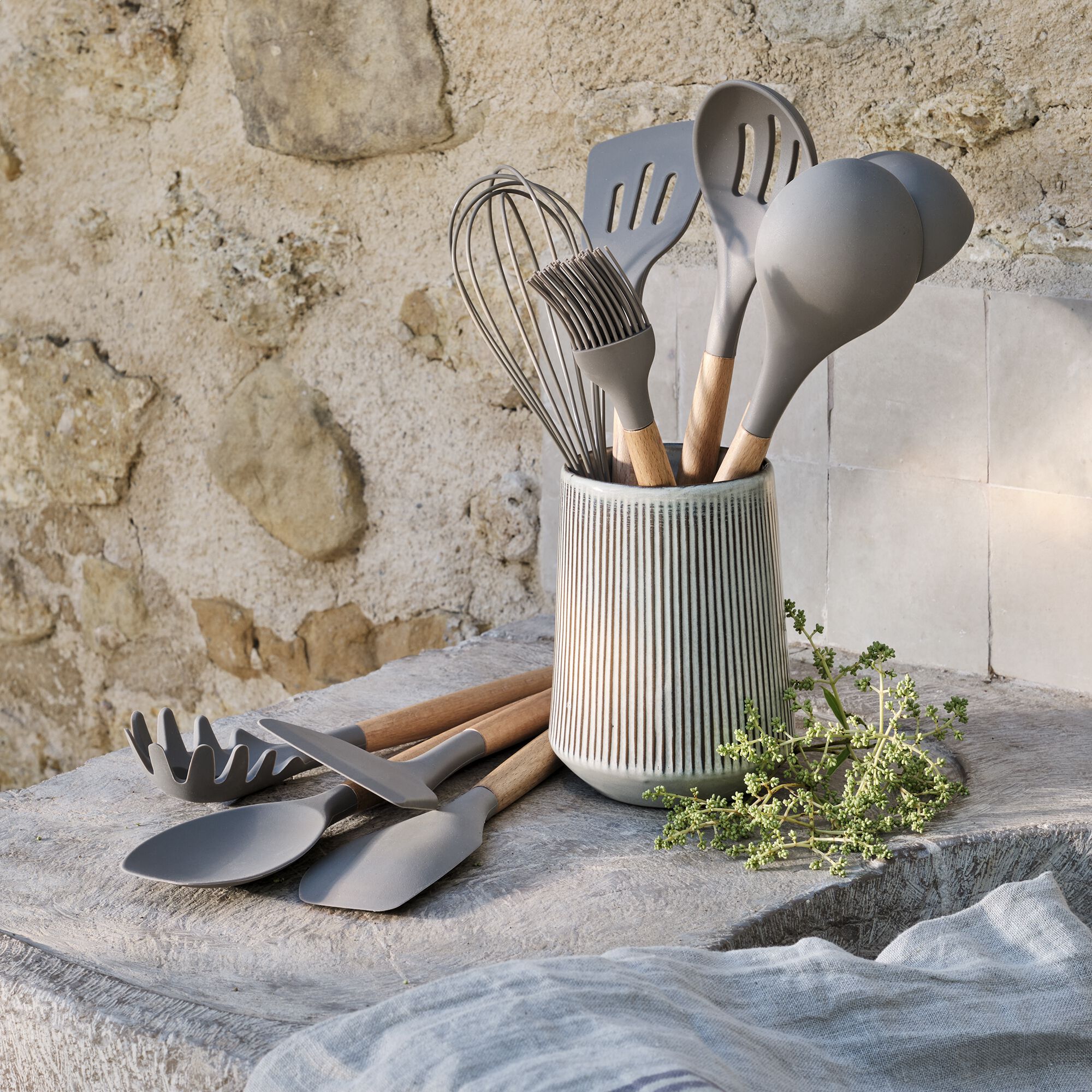 PISTOU - Louche en bois et silicone - brun terre ombre