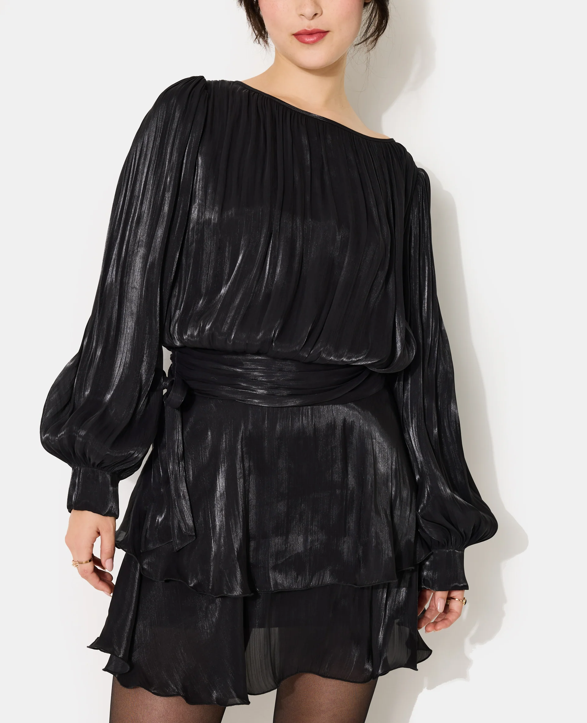 Robe en tissu brillant avec effet drapé