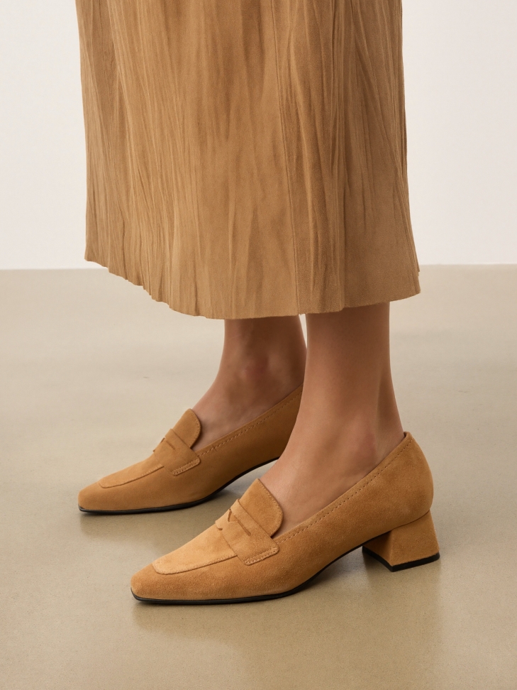 Light brown suede pumps