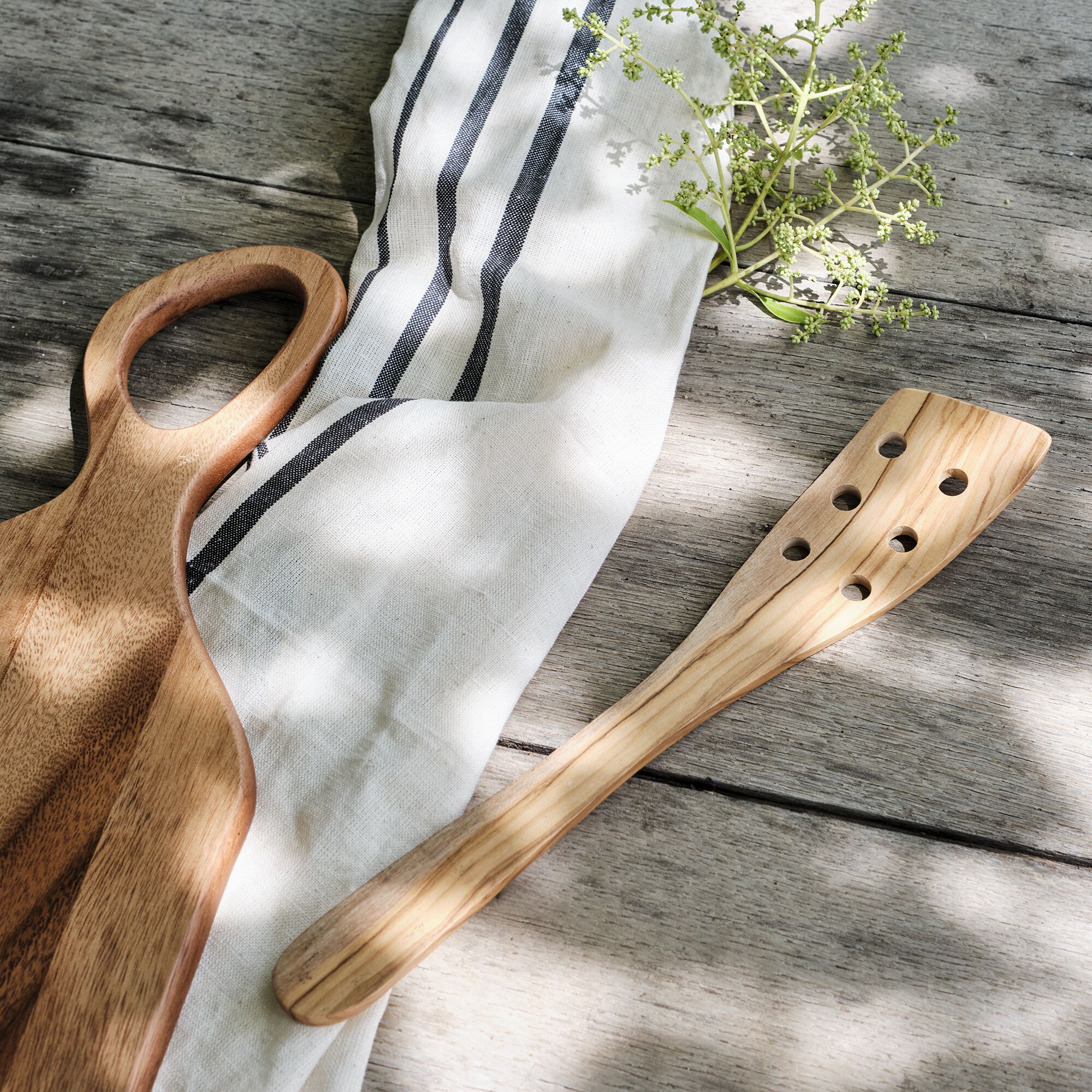 OLIVIA - Spatule galbée trouée en bois d'olivier L30.5cm