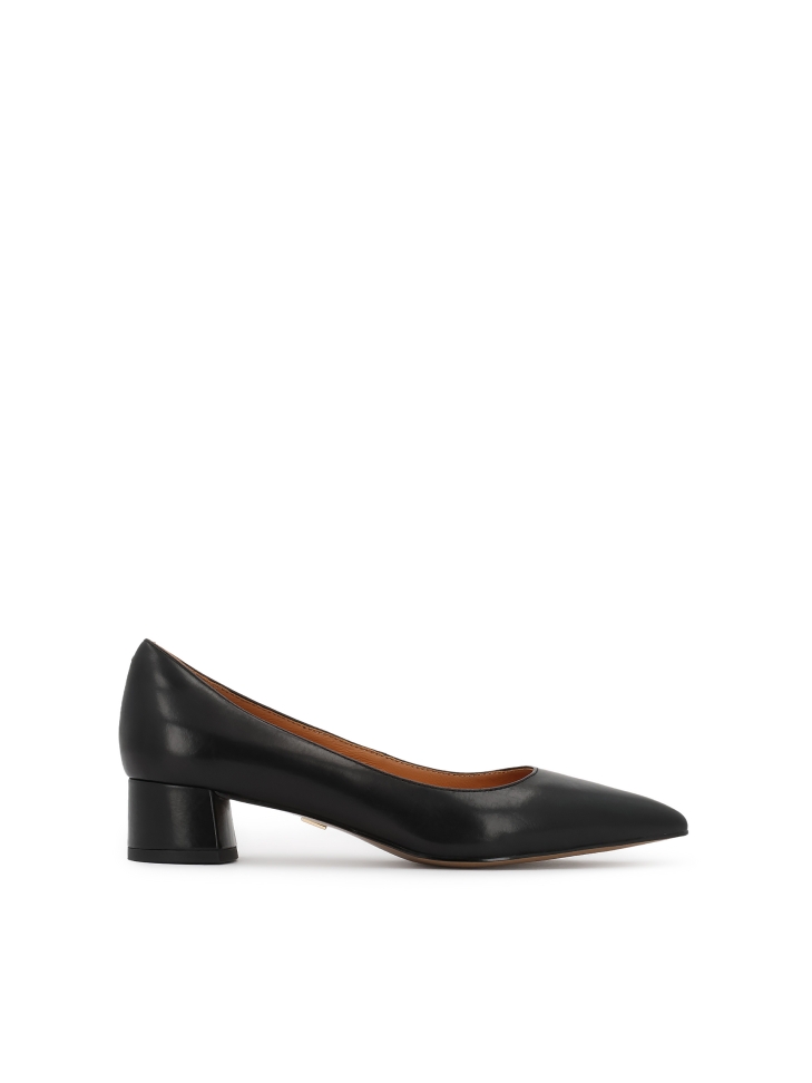 Low leather pumps with pointed toe nose