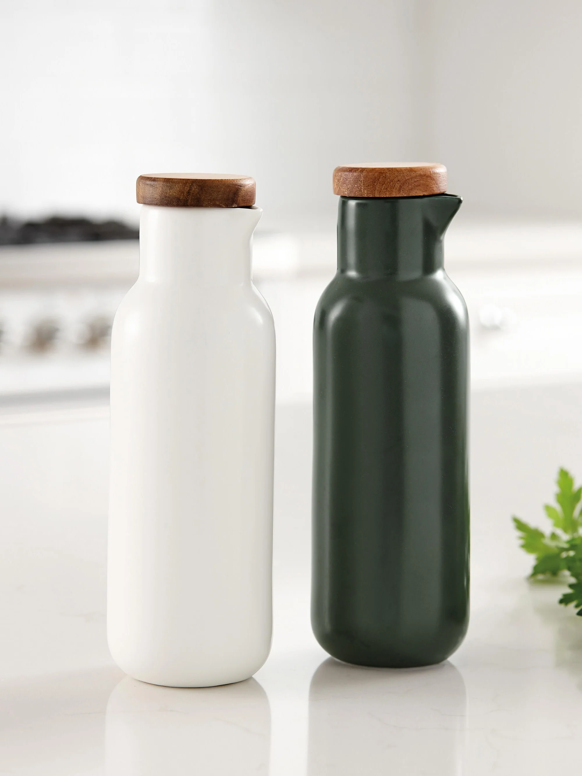 Essig- und öl-Spender Essentials aus Porzellan und Akazienholz, 2er-Set