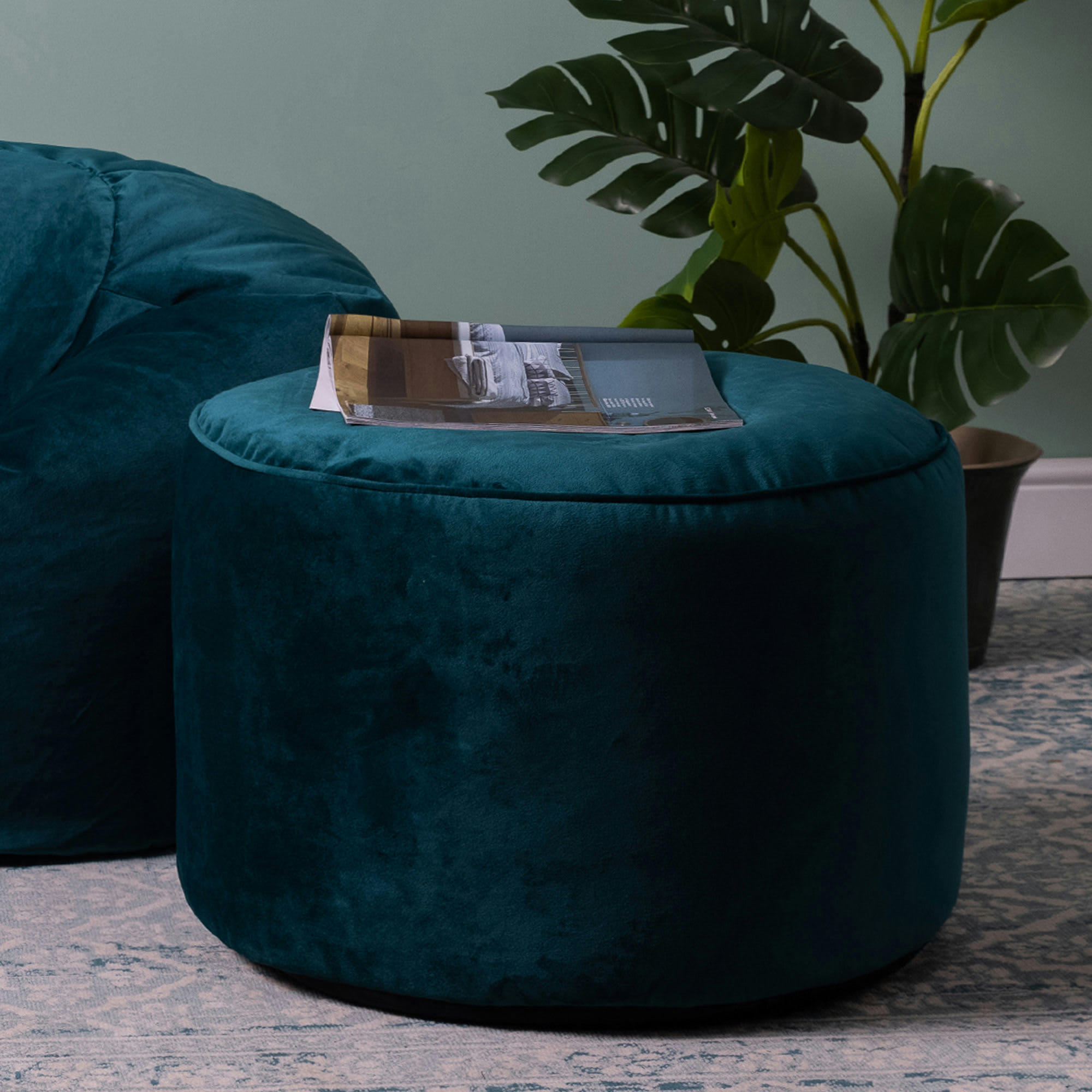 - Pouf velours bleu canard