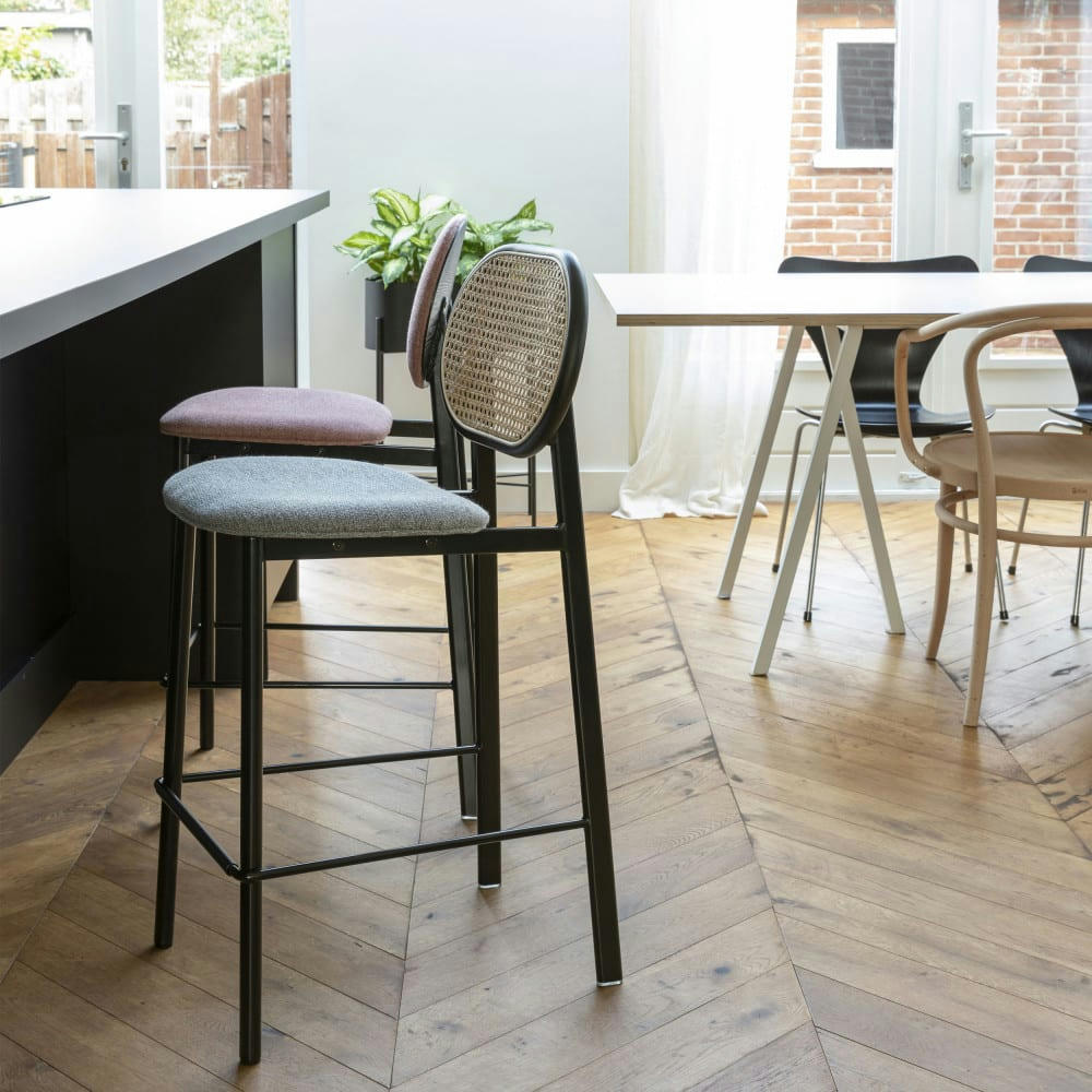 SPIKE - Tabouret de bar en tissu et cannage 65cm gris clair