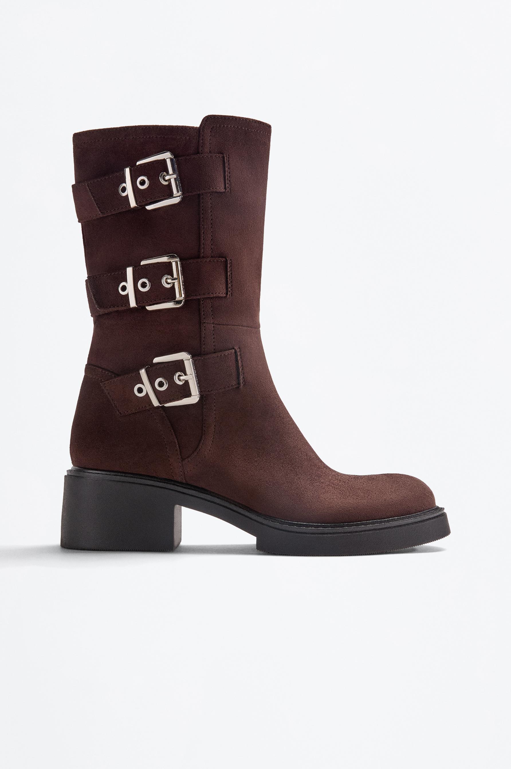 Bota plana hebillas