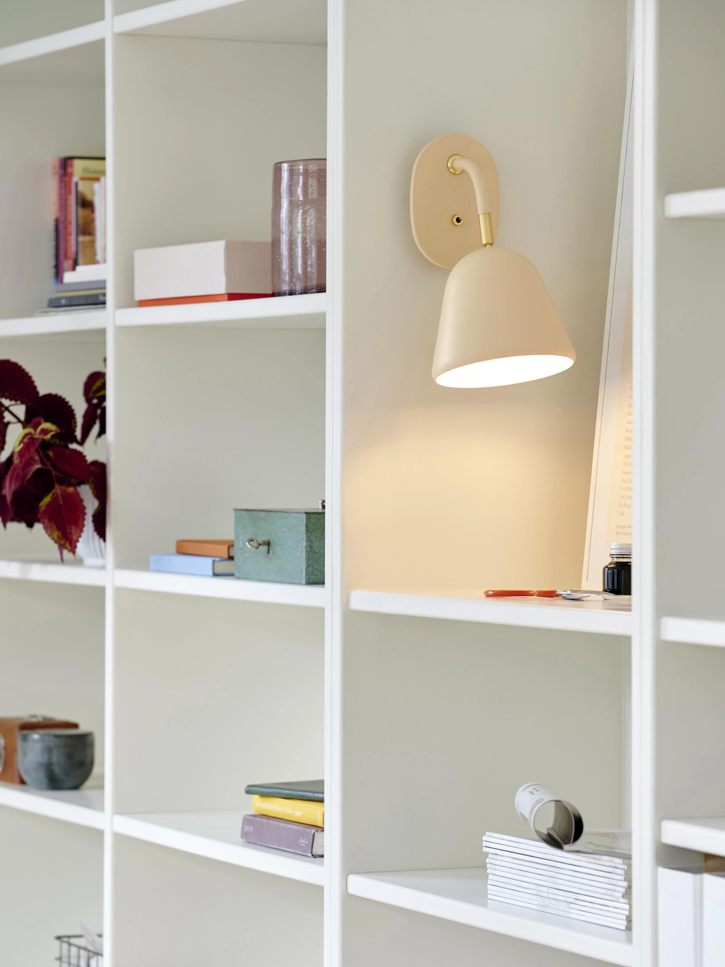 Verstellbare Wandleuchte Mala mit Stecker