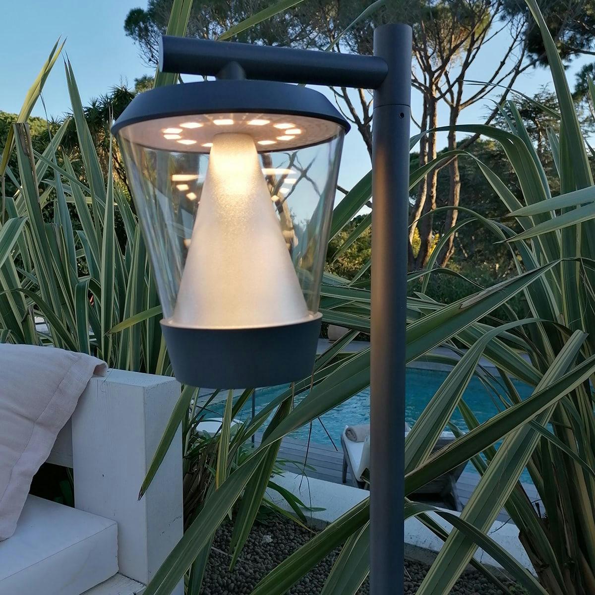 ISSOUDUN - Potelet en aluminium noir