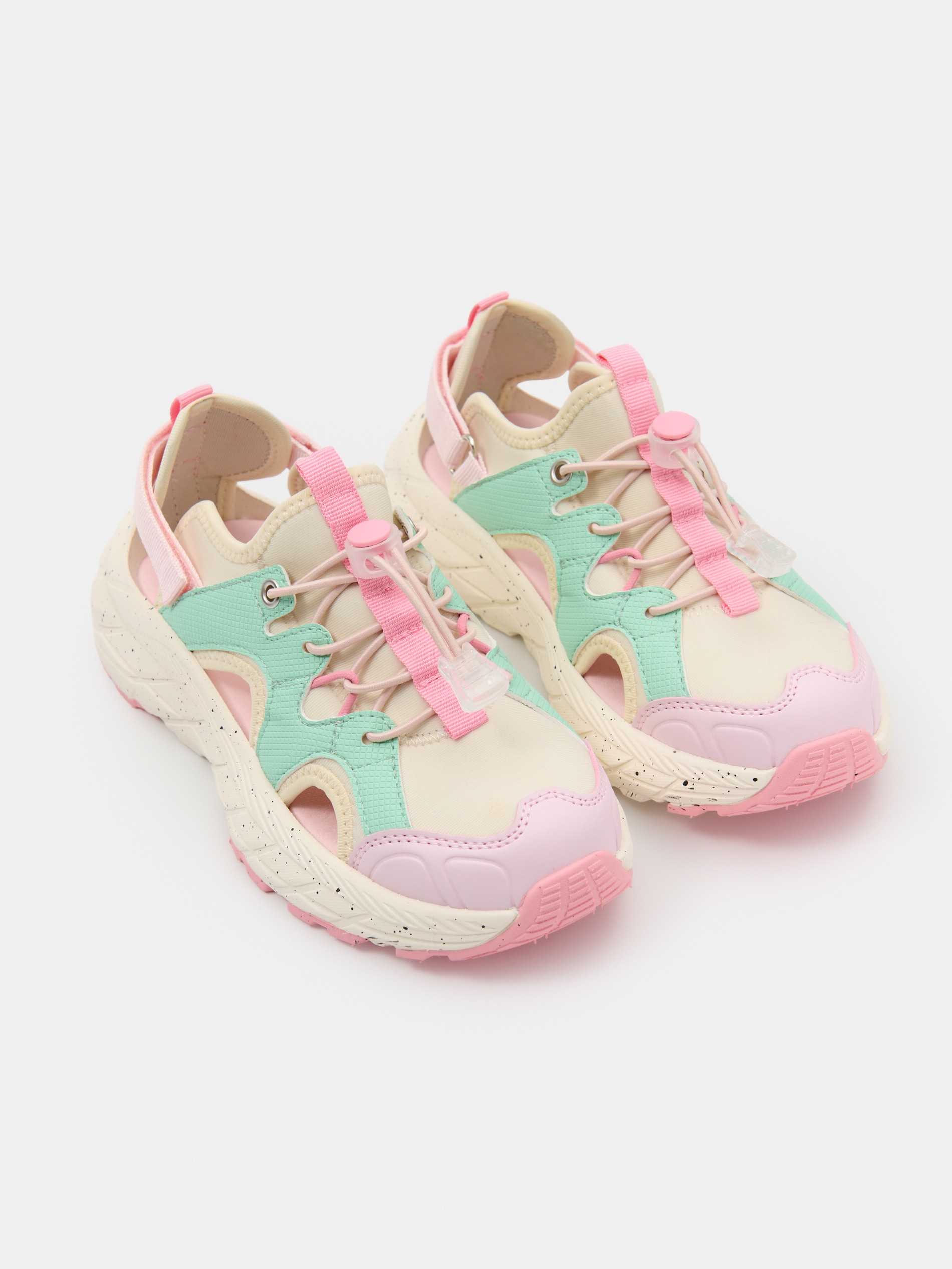 Sneakersy z wycięciami i elastycznym sznurowaniem