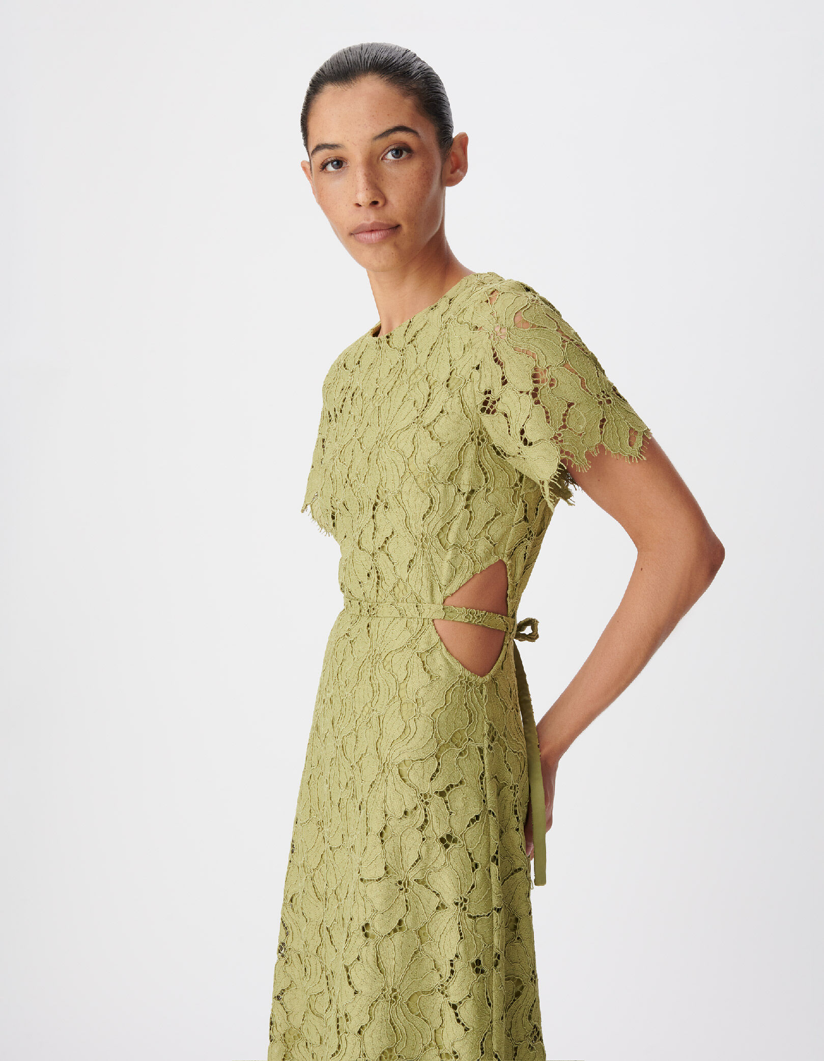 Robe longue verte dentelle découpes côtés Femme