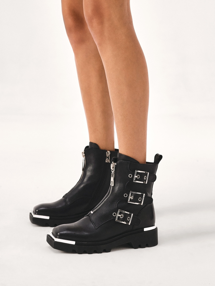 Leather boots with square toes
