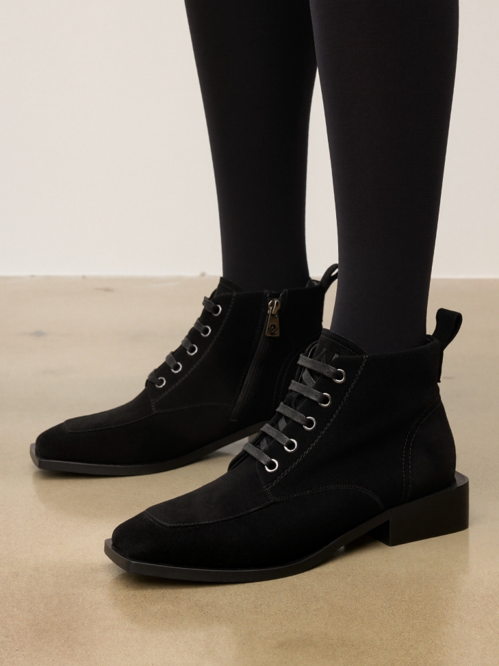 Suede boots with retro nose pads