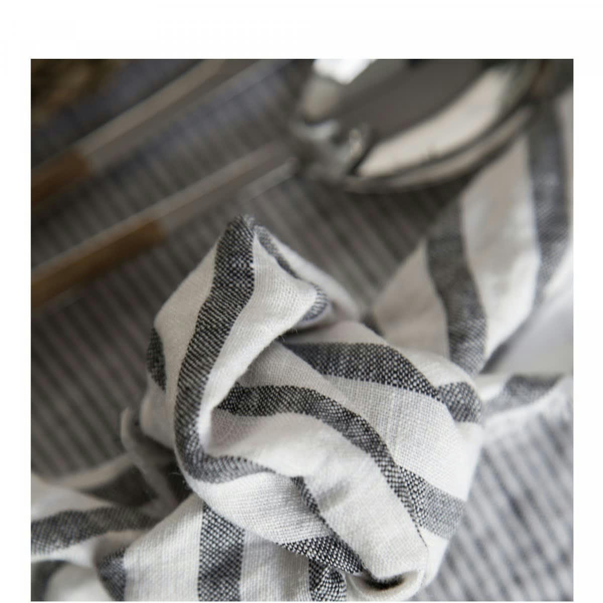 LES ESSENTIELS - Serviette en lin lavé larges rayures noir et blanc