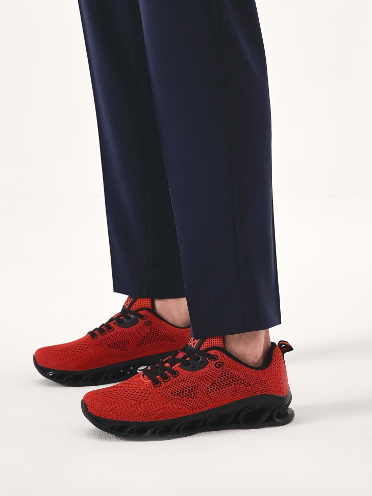 Men’s red sneakers made of breathable fabric