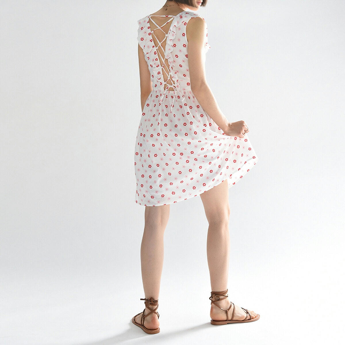 Robe courte manches volantées, laçage au dos