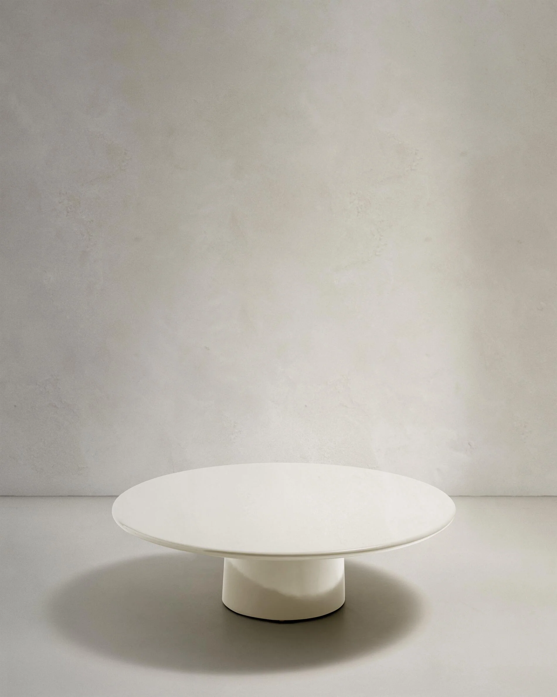 Albanella coffee table in cement with glossy white finish Ø110cm