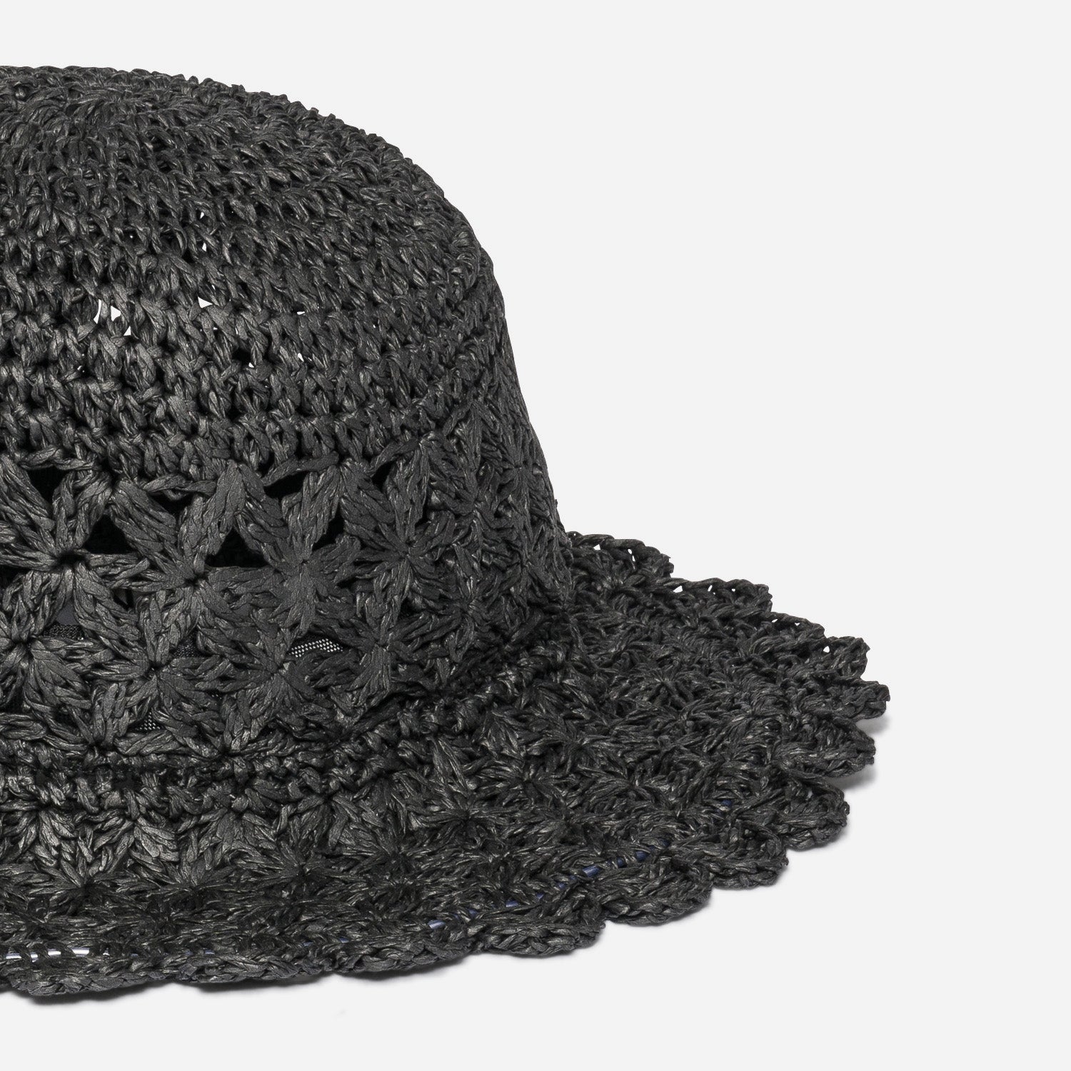 Chapeau noir tressé