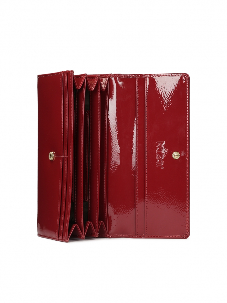 Elegant wallet in patent leather with a delicate crease