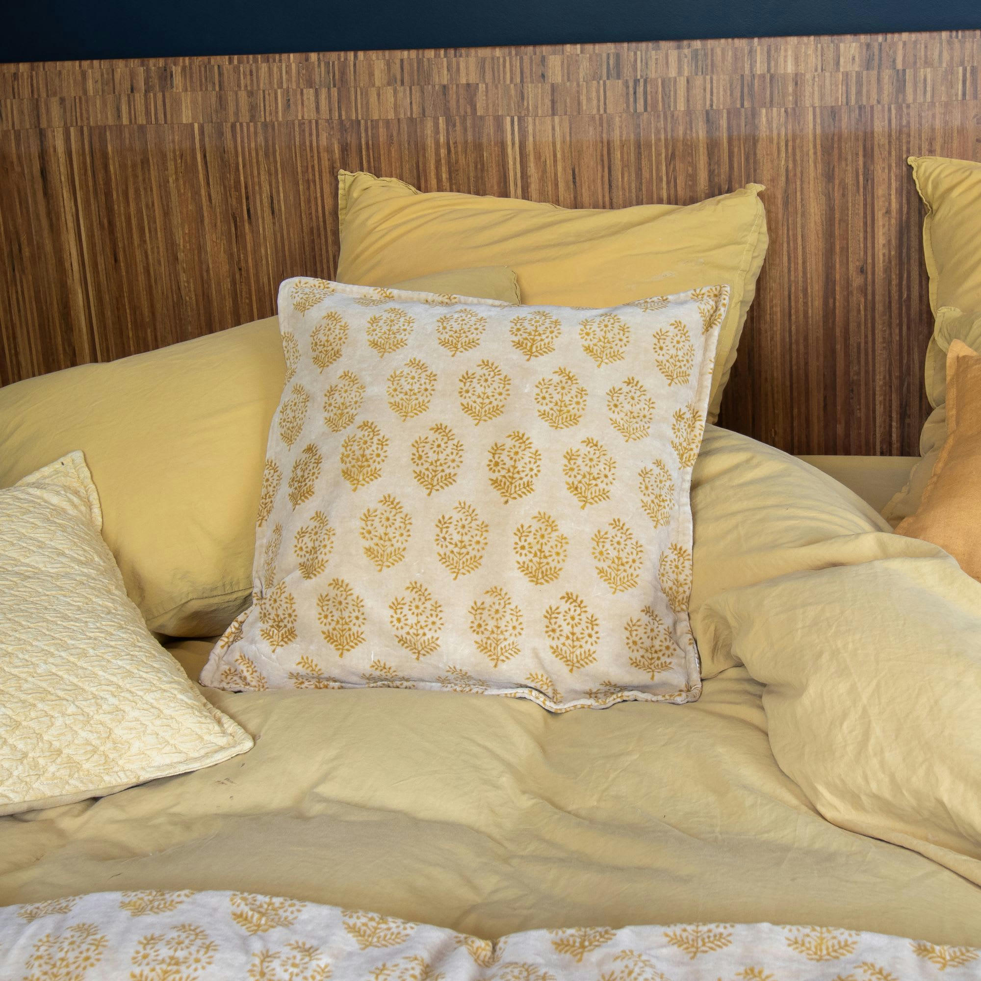 DORI - Coussin en velours jaune 45cm